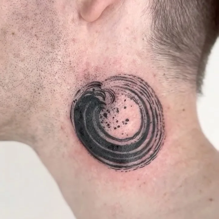 Masterpiece by @hannahkeuls, neck Ensõ for the Colin Stone ⭕️ 

Thanks Colin! 

#brushstroketattoo #ensotattoo #abstracttattoo #necktattoo