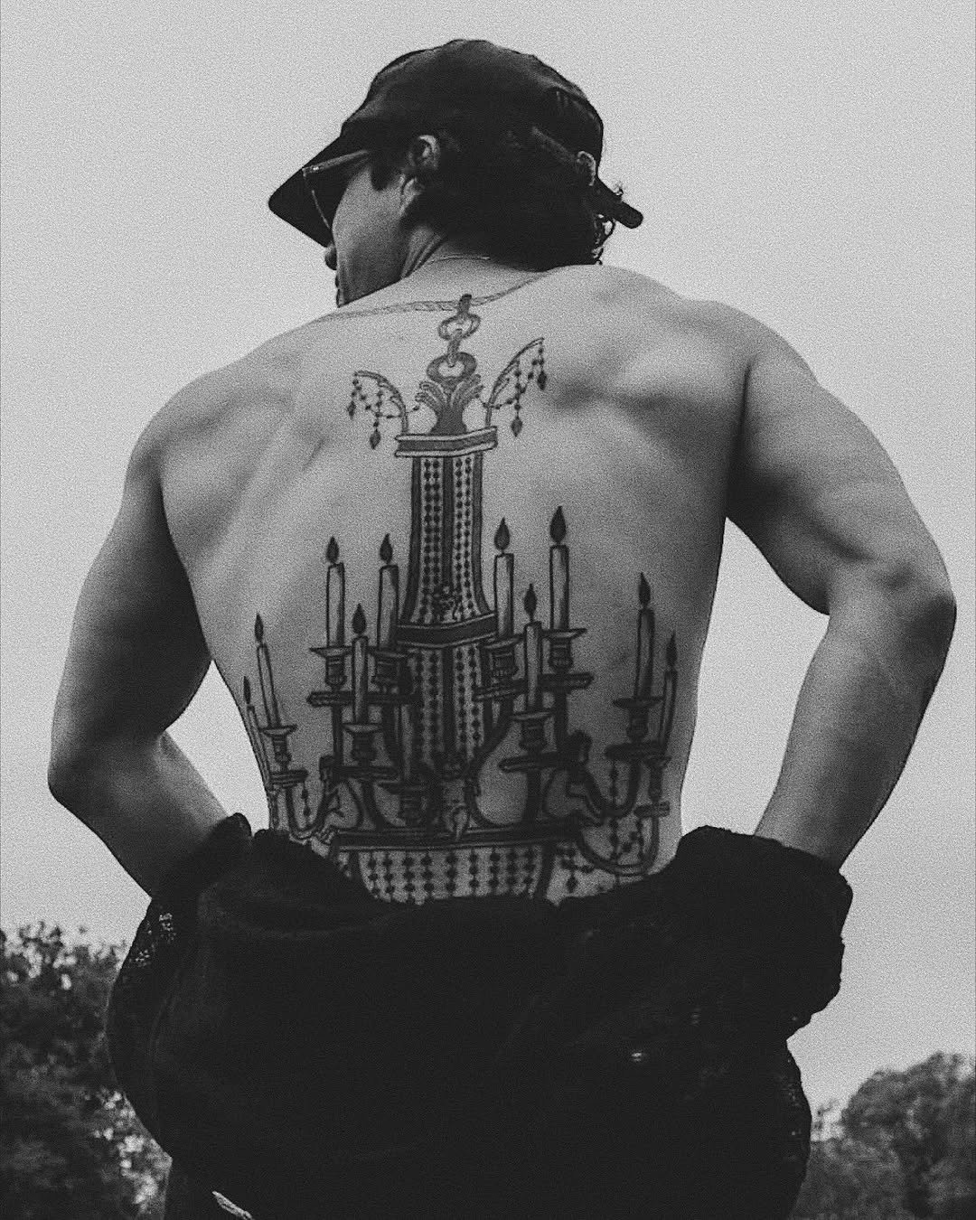 One of many stunning projects by @antoine_larrey. The rope was done back in 2019, chandelier back piece done earlier this year. 

Next London guest spot coming up soon, 7th - 11th November.  Link in bio or message Antoine direct for availability 

#t