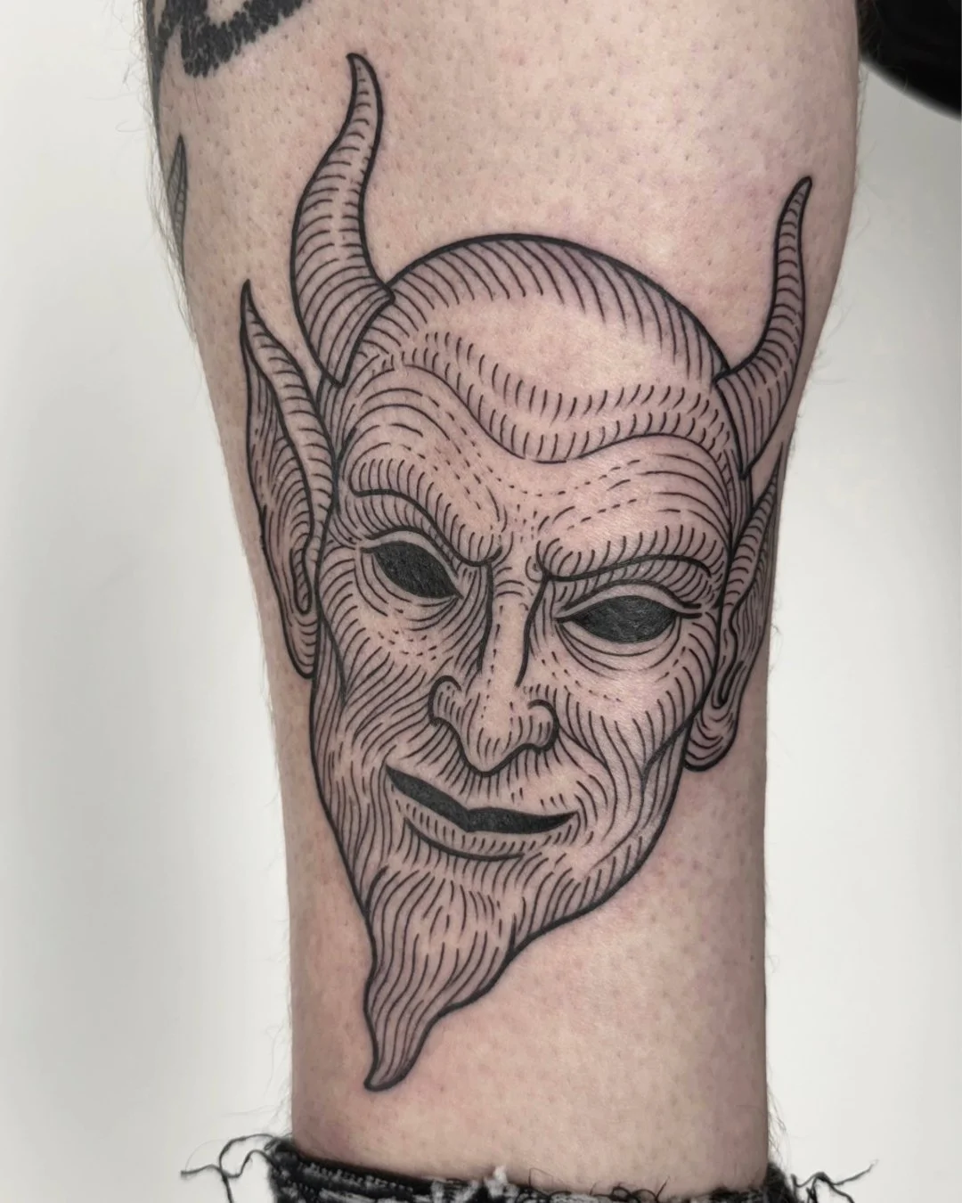 A new buddy for Matt ! Design from resident @eszterdavidtattoo flash book. 

100s more designs to choose from.  Come dowwwwwn and ask for Eszti's flash.