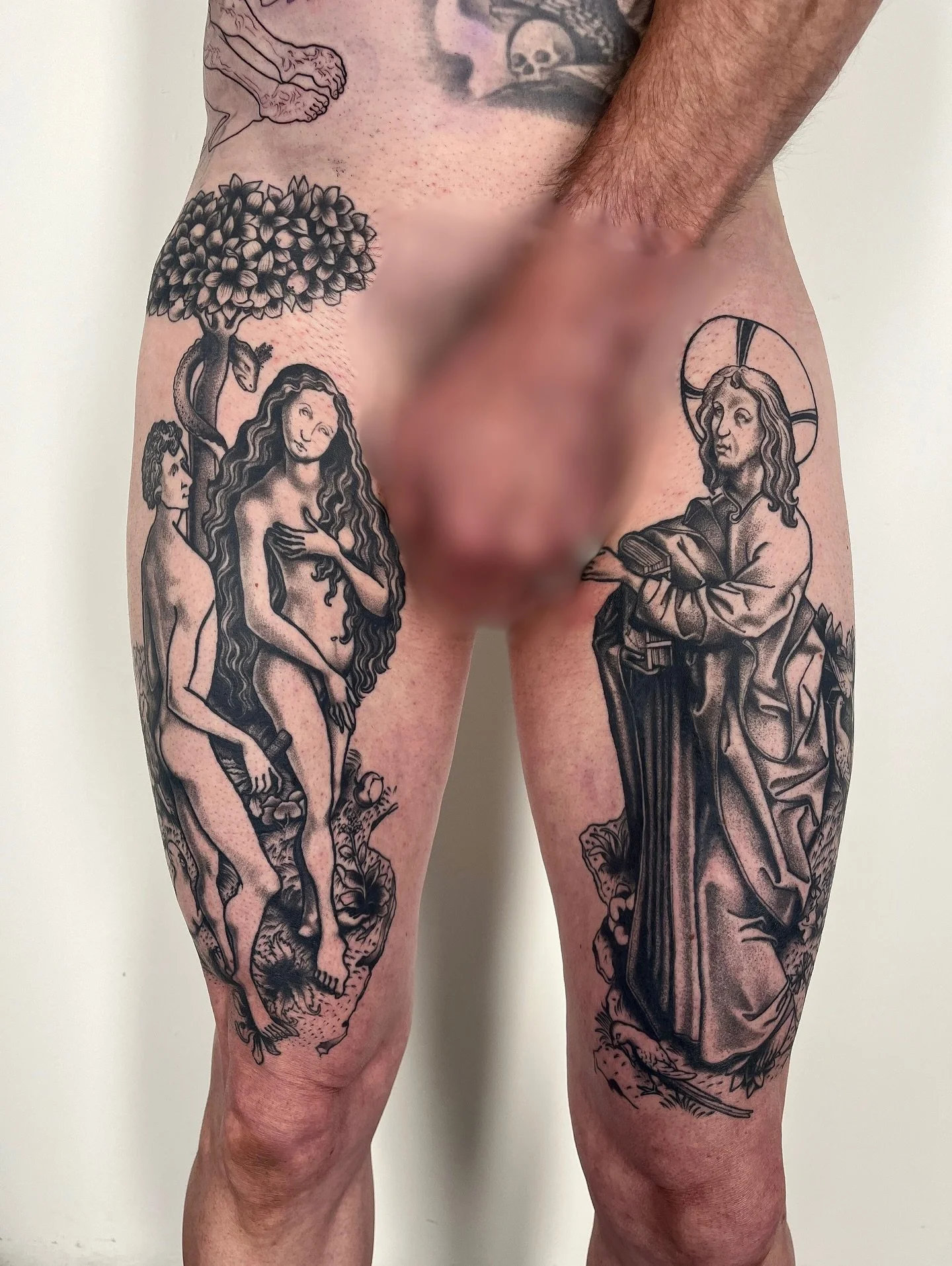 This one was truly exceptional, @le_hegarat, an amazing example of art on the body: The Fall of Man.

Or should we say, the rise of Clive.

Many very calm hours were spent with Clive in the studio. Plenty of great stories were shared, and plenty of b