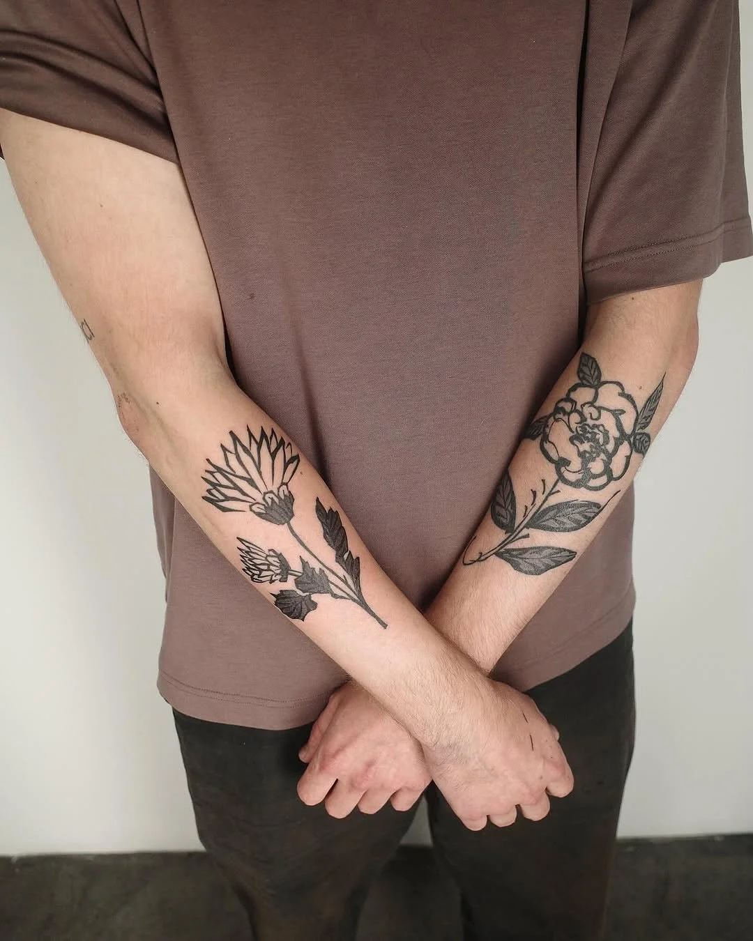 A study in bold florals, healed and fresh works by @antoine_larrey.  
Antoine specialises in bold black tattoos influenced by calligraphy, abstract art, traditional blackwork, and Japanese tattooing.  For collectors seeking timeless, distinctive piec