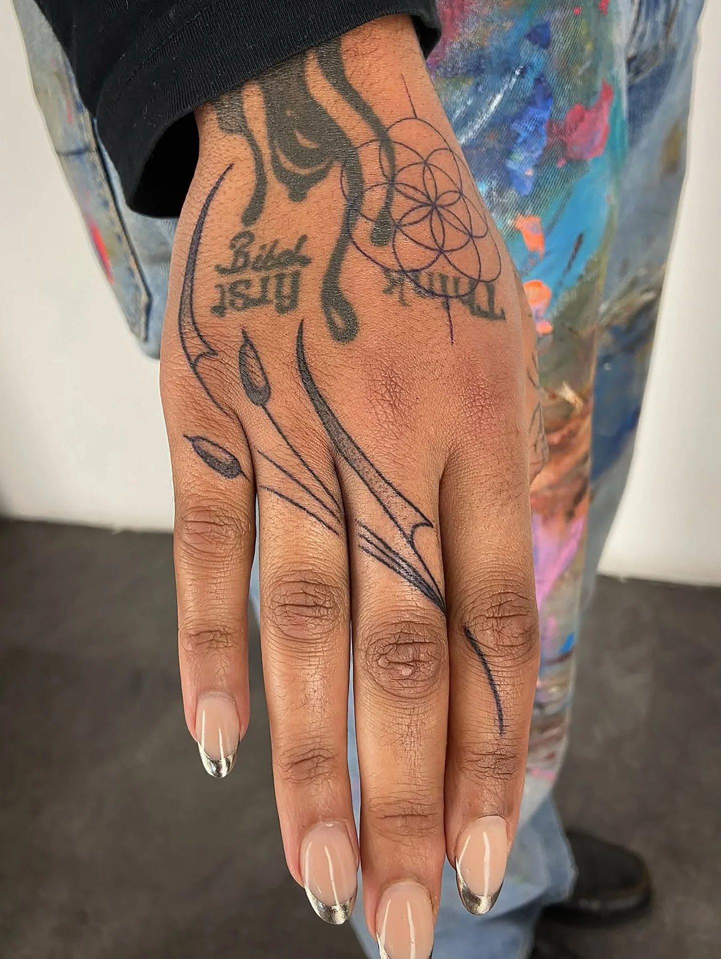 Hand geometric elements perfectly and beautifully handpoked by our @fmdtattoos for the perfect and beautiful @pureteeelusive 

Francis (@fmdtattoo) is our specialist hand-poke tattoo artist, drawing inspiration from nature, sacred symbolism, and geom