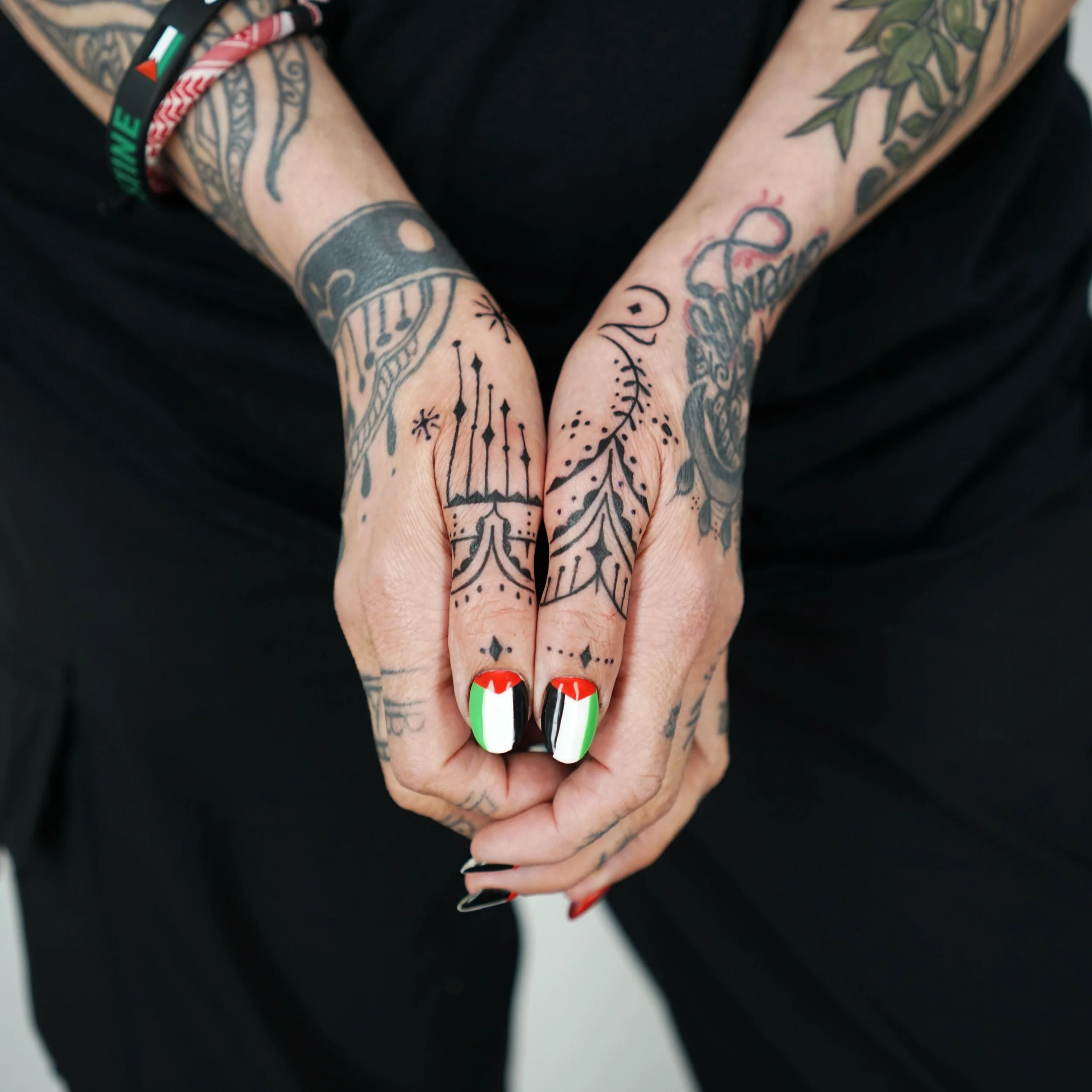 Intricate ornamental work adorning Zilah&rsquo;s thumbs.  Thank you, Zilah, for bringing such wonderful energy into the studio! 
Exceptional freehand design by resident artist @vencis__, explore her extensive portfolio for more custom sacred geometry