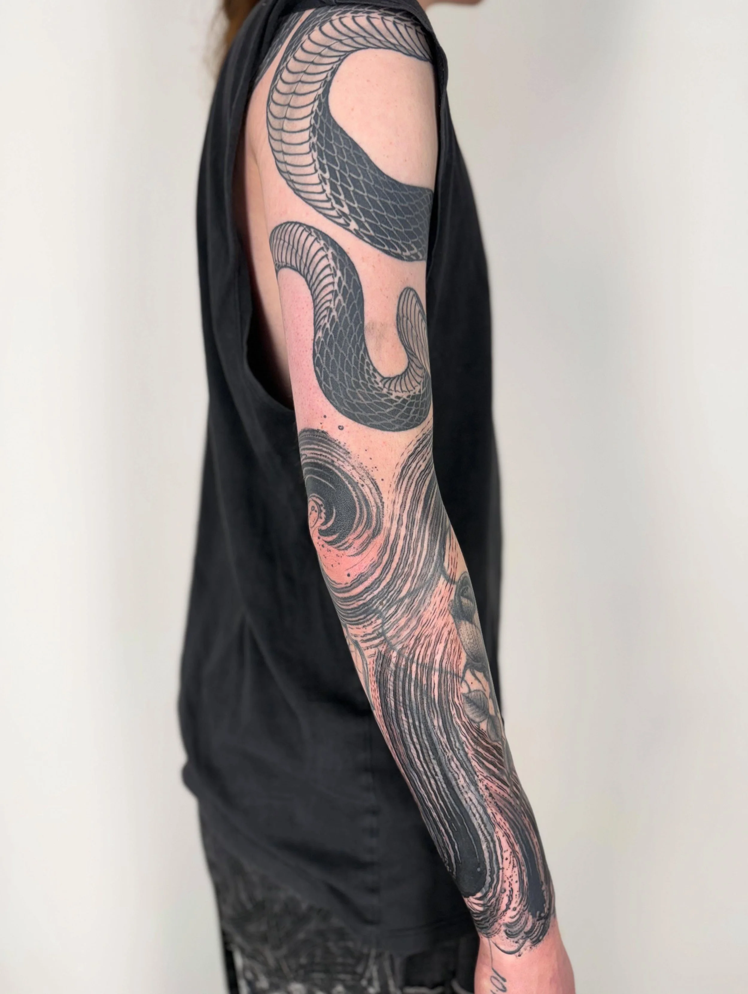 A big brushstroke blast over session for Nicolas. Freehand work in progress by @hannahkeuls. 

Amazing to see the dedication to this beautiful bold and graphic statement piece.   Book with Hannah for your next tattoo in London. Link in bio