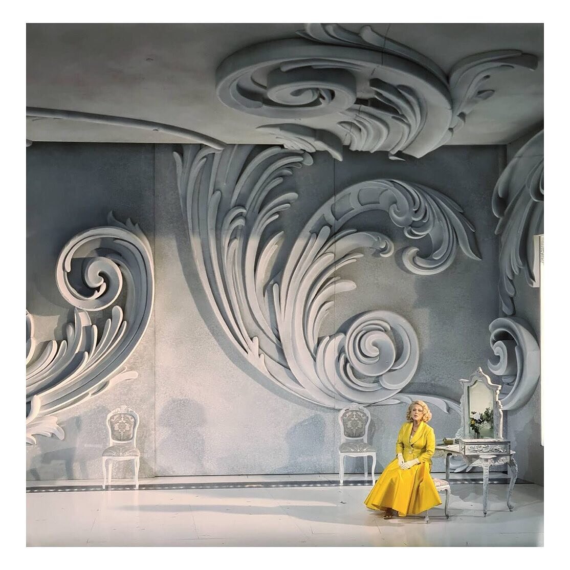 Inspiration 🍋 Flotte farver p&aring; scenen af Der Rosenkavalier opera p&aring; #garsingtonopera 😍 

#farveinspiration #damemode #womensfashion #poncho #nordicknit