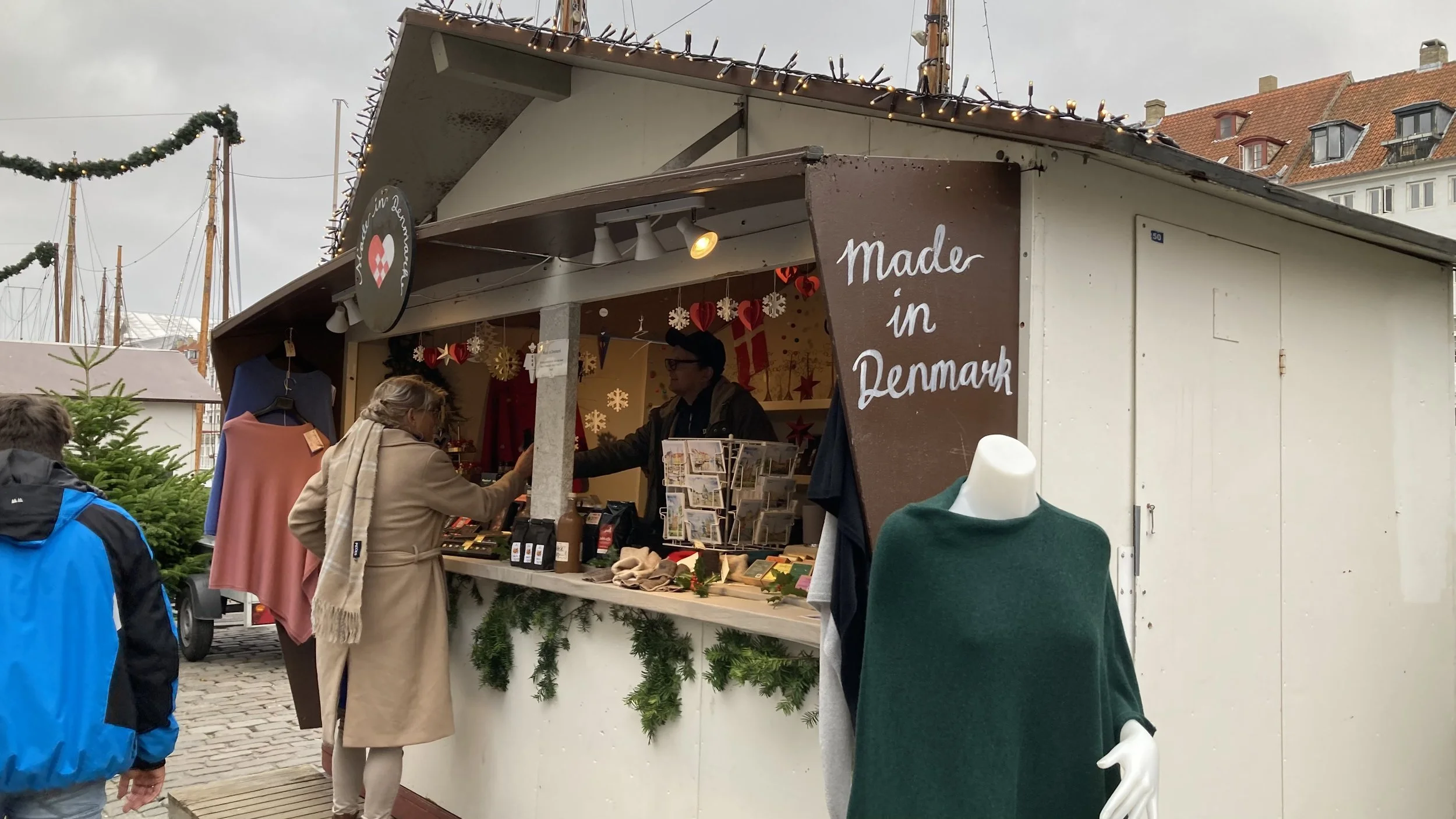 Nordic Knit's ponchoer atter at købe på Nyhavns julemarked