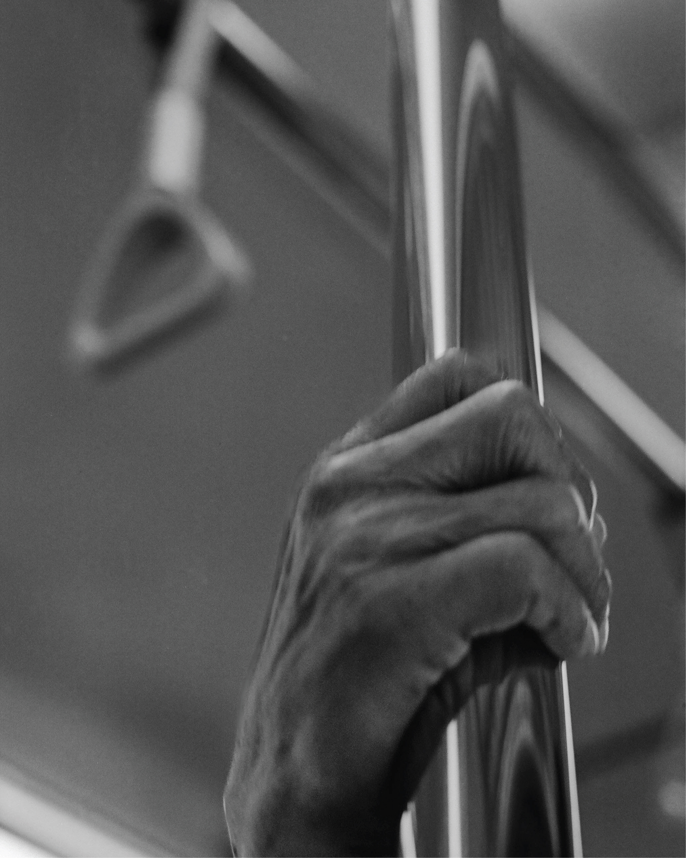 Please hold the handrail.png