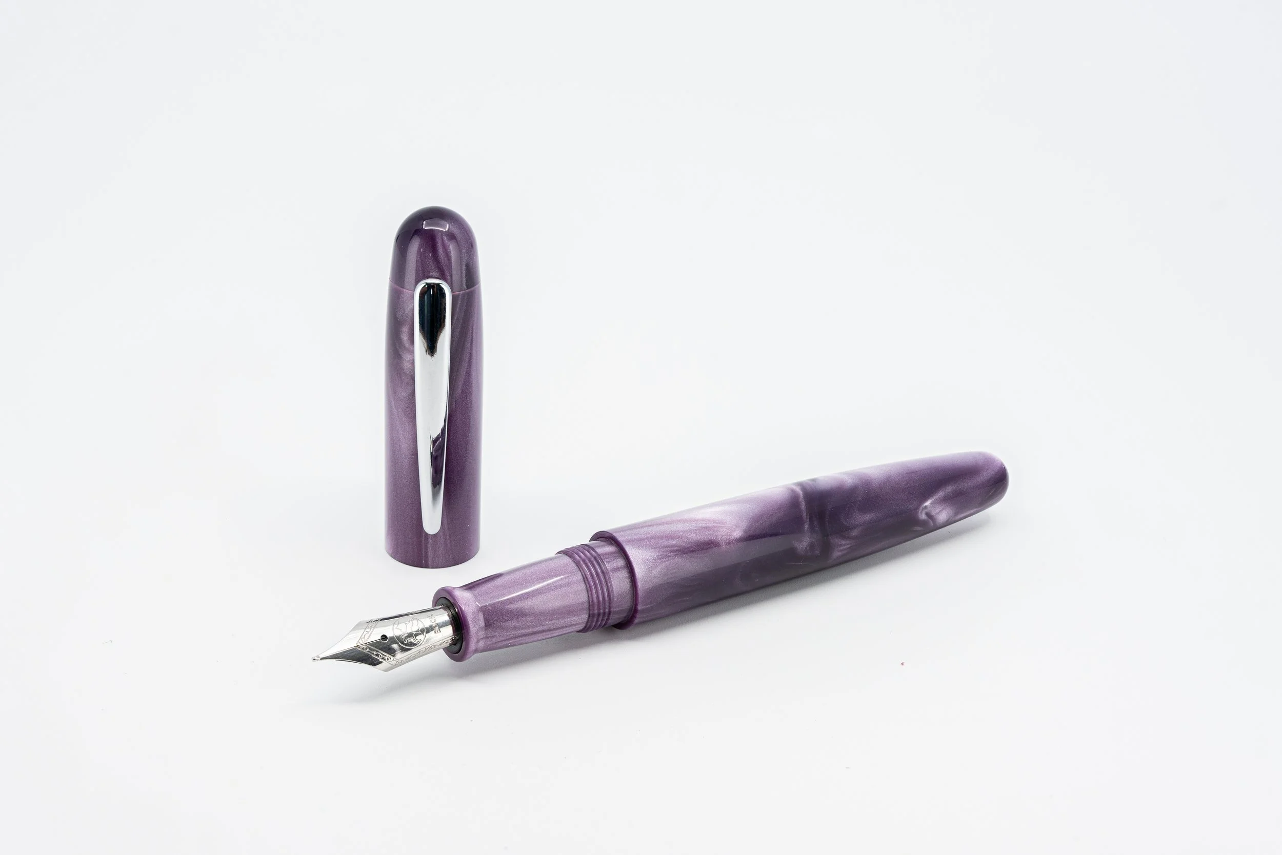 Clyde pen company Veetwo clipped Lavender fountain pen 2.jpg