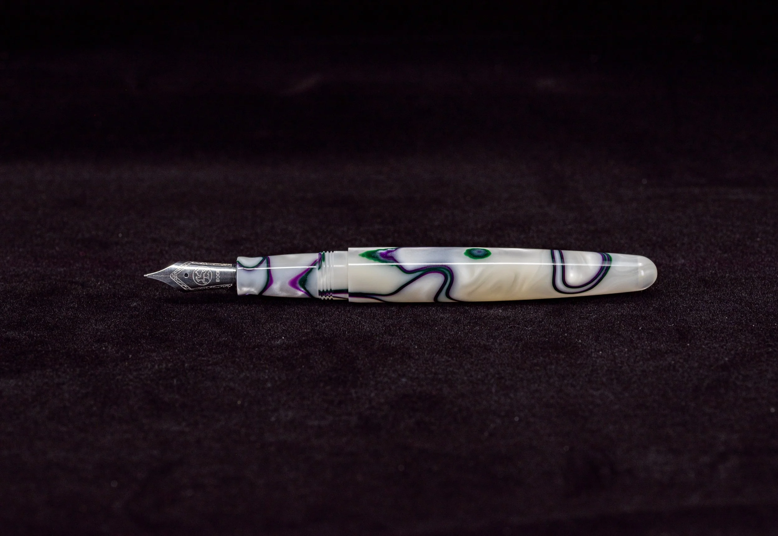 Clyde pen company Veetwo slim orchid fountain pen3.jpg