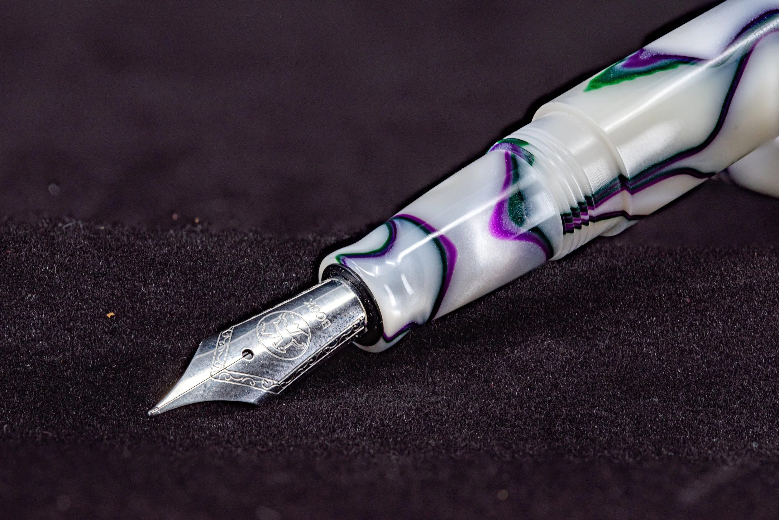 Clyde pen company Veetwo slim orchid fountain pen2.jpg