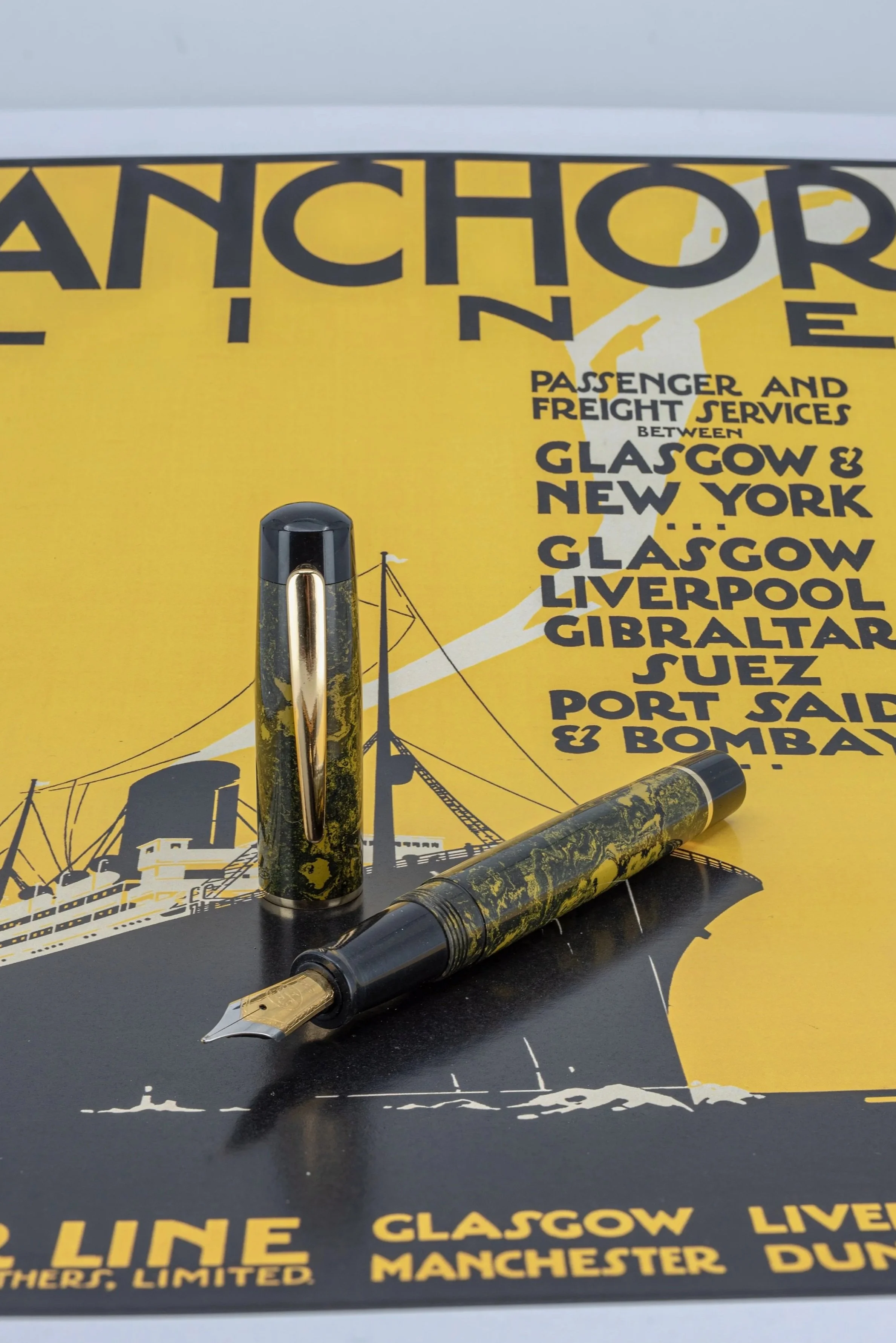 Clyde+pen+company+Traditional+Yellow+and+Black+Ebonite+fountain+pen+12jpg.jpg