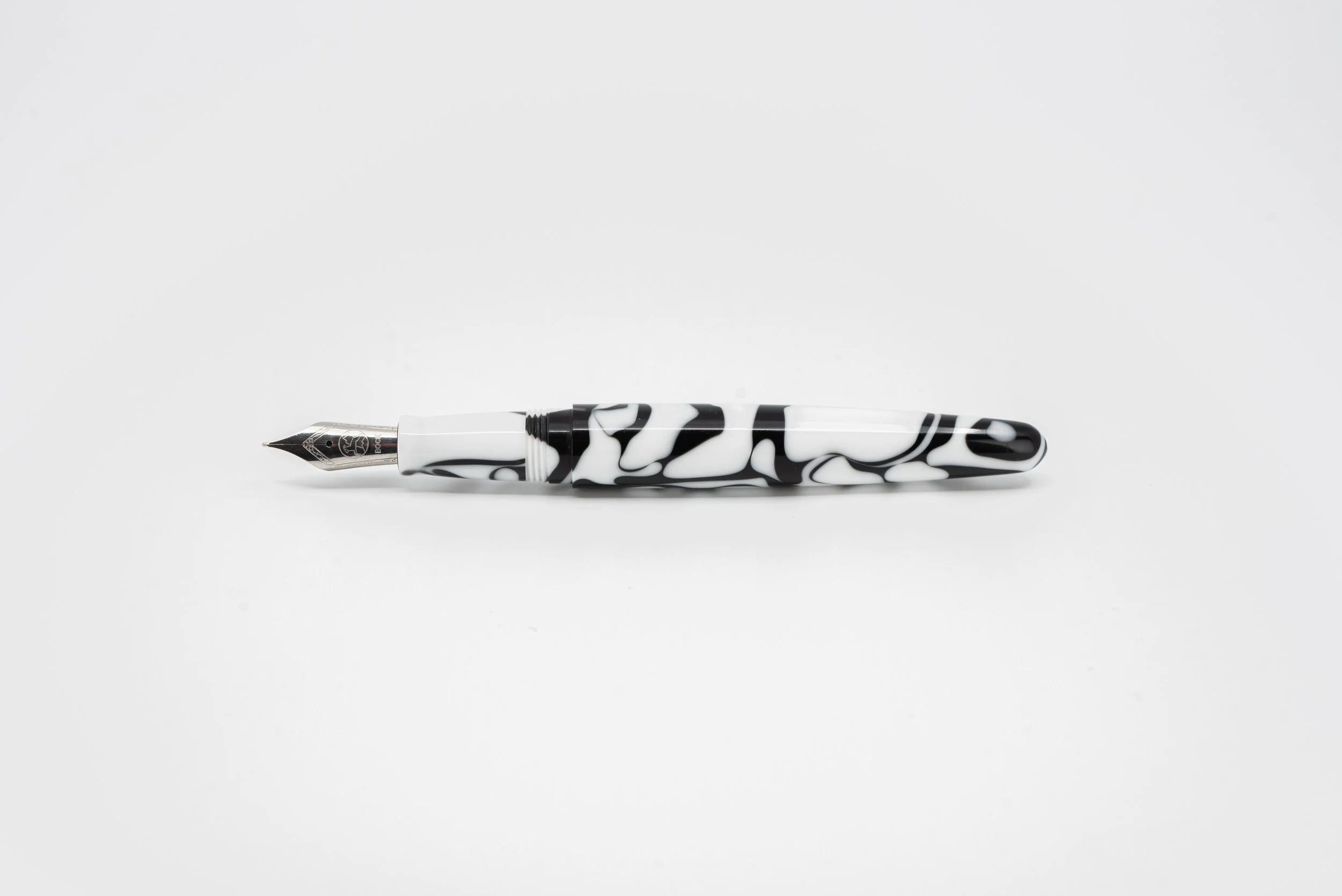 Clyde pen company Veetwo slim Orca fountain pen 5.jpg
