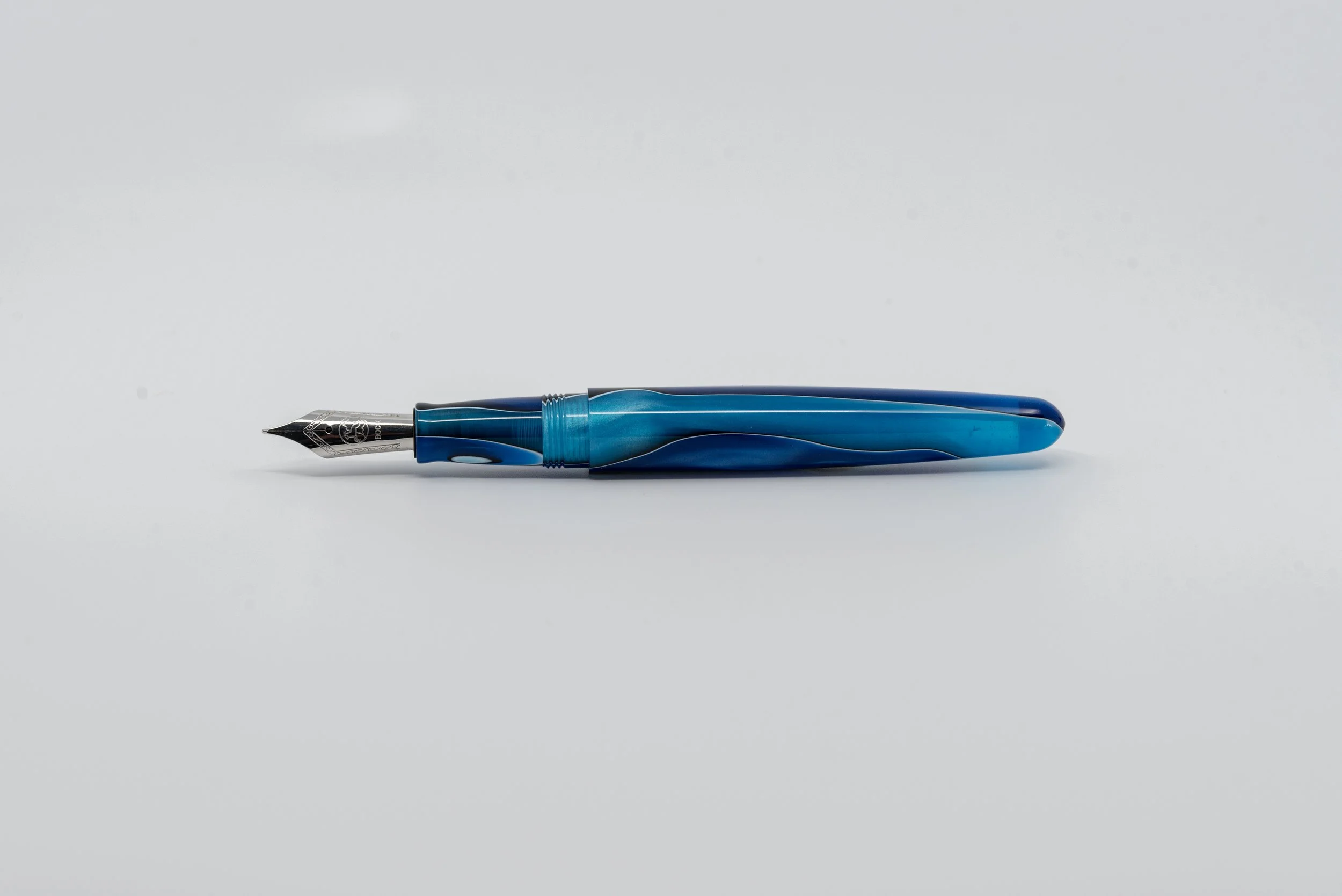 Clyde pen company Veetwo slim Antartica fountain pen3.jpg