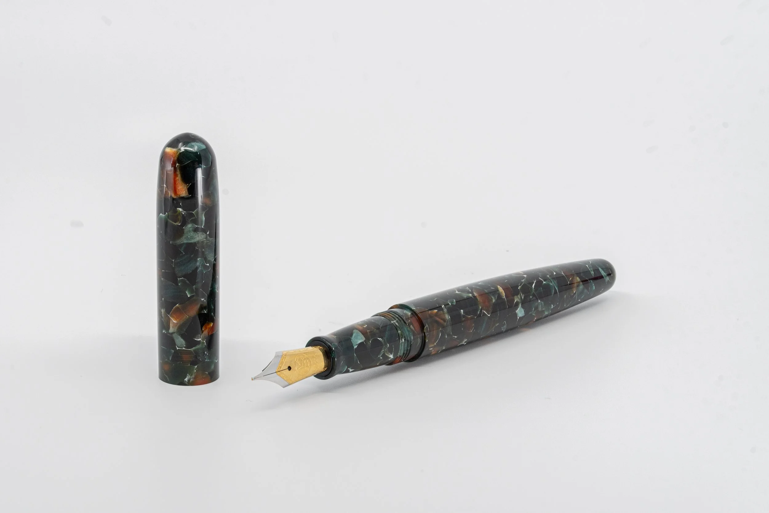 Clyde pen company CS Pistachio kelp fountain pen2.jpg