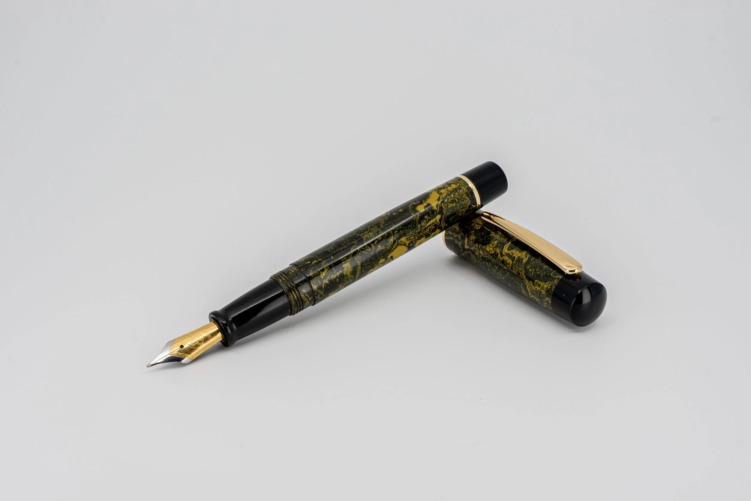Clyde pen company Traditional Yellow and Black Ebonite fountain pen 14.jpg