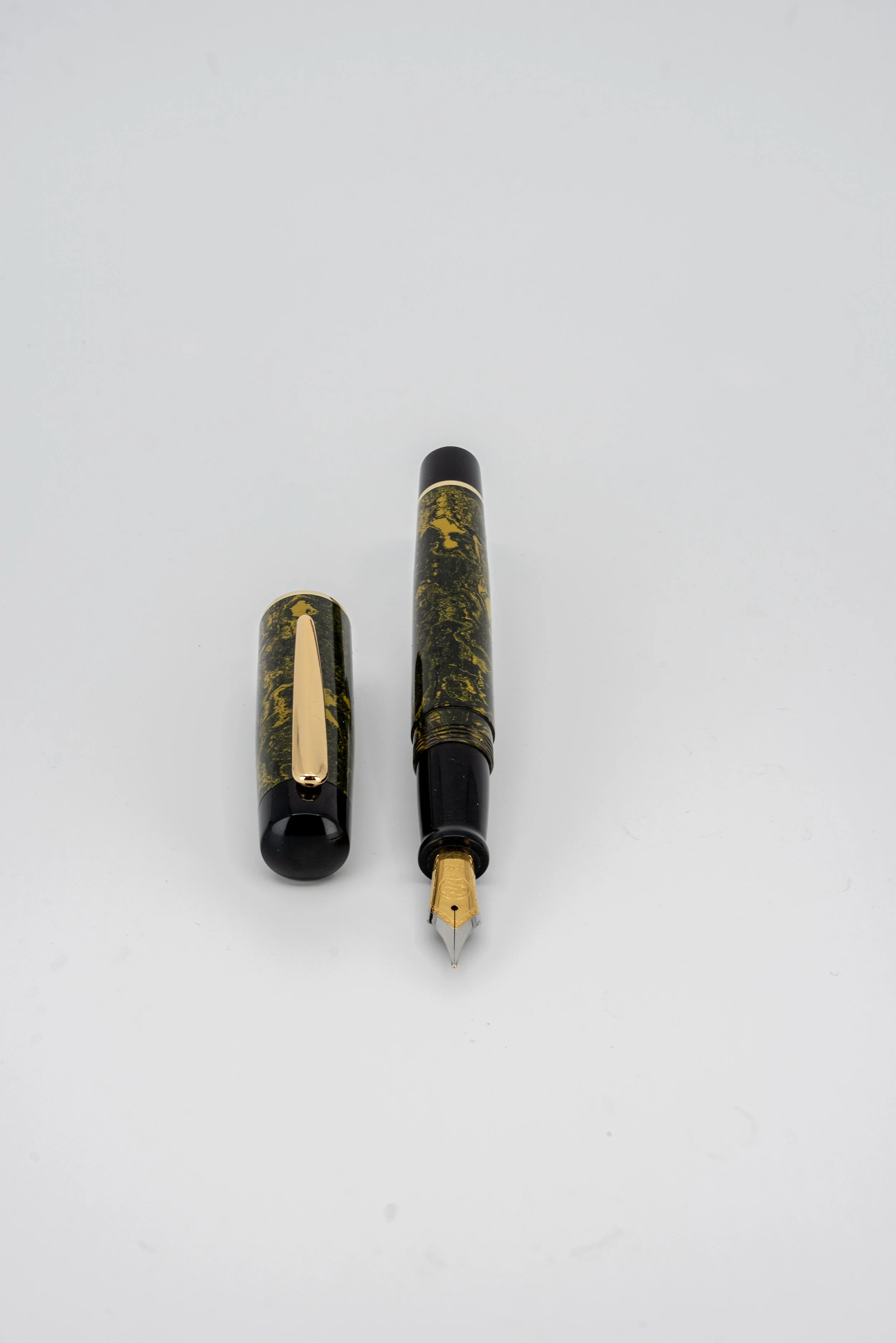 Clyde pen company Traditional Yellow and Black Ebonite fountain pen 7.jpg