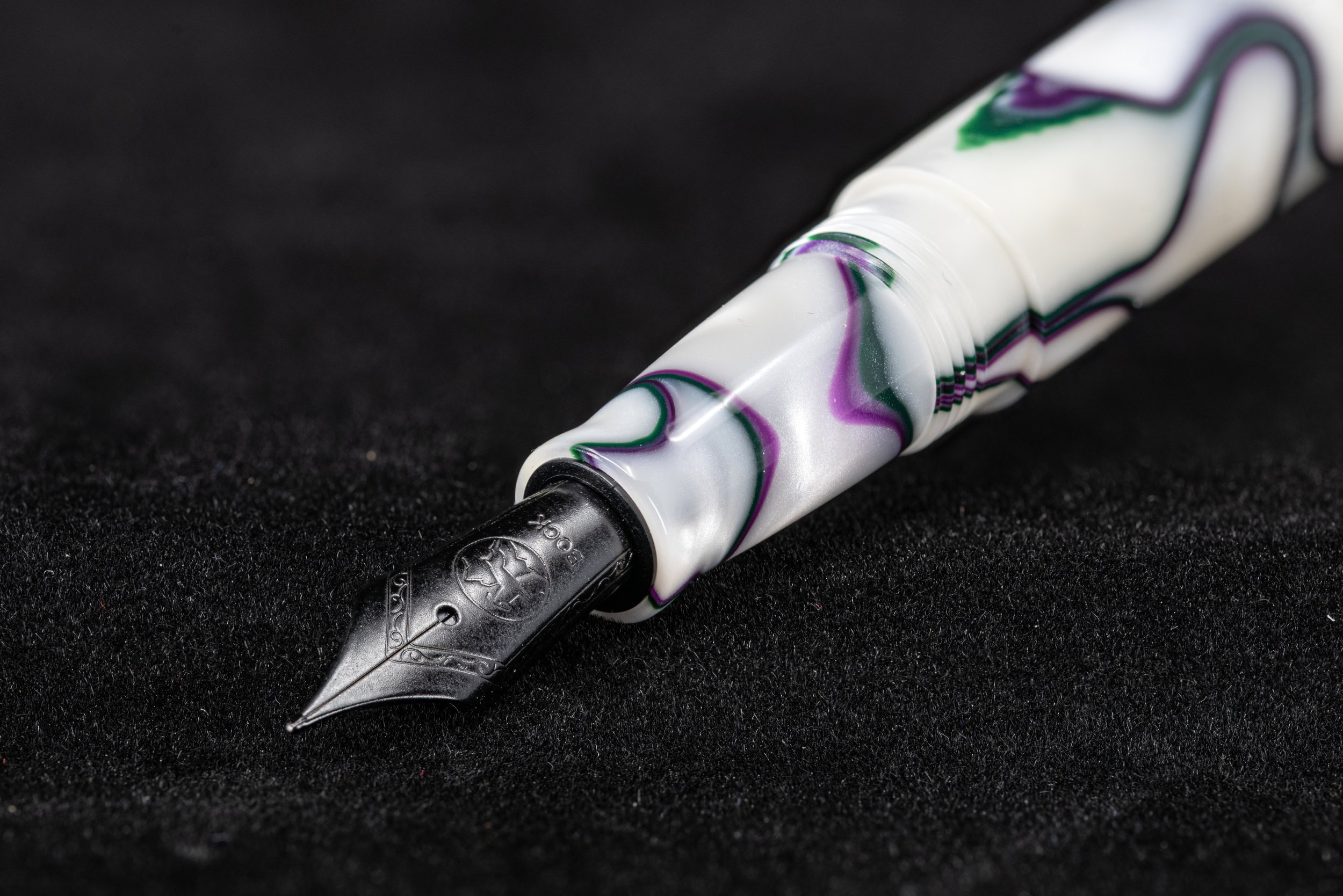 Clyde pen company Veetwo slim orchid fountain pen black.jpg