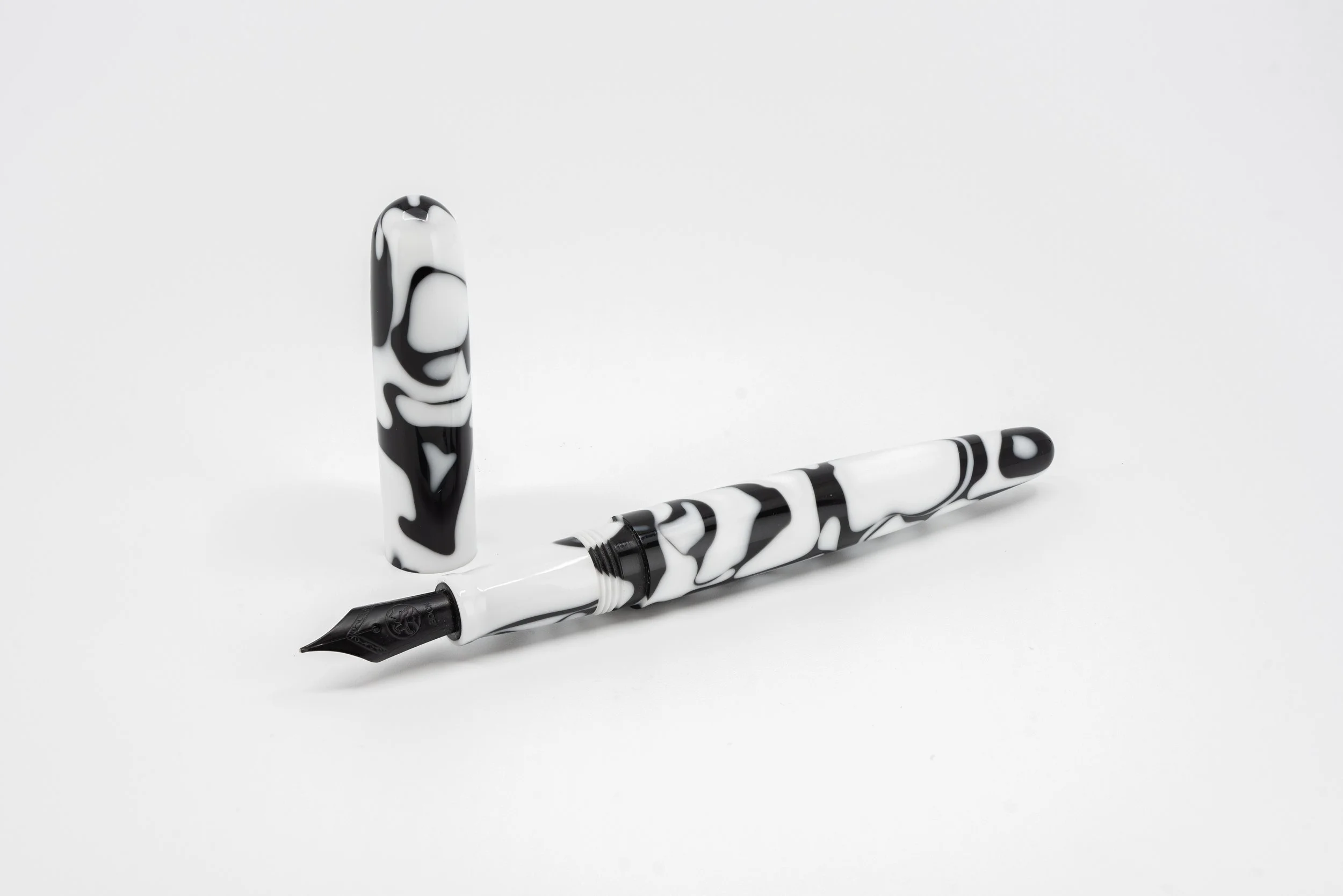 Clyde pen company Veetwo slim Orca fountain pen 3.jpg