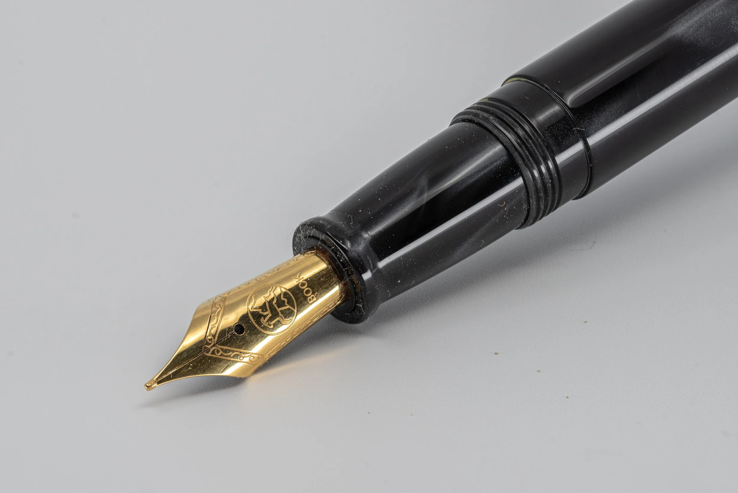 Clyde pen company Black mother of Pearl fountain pen.jpg