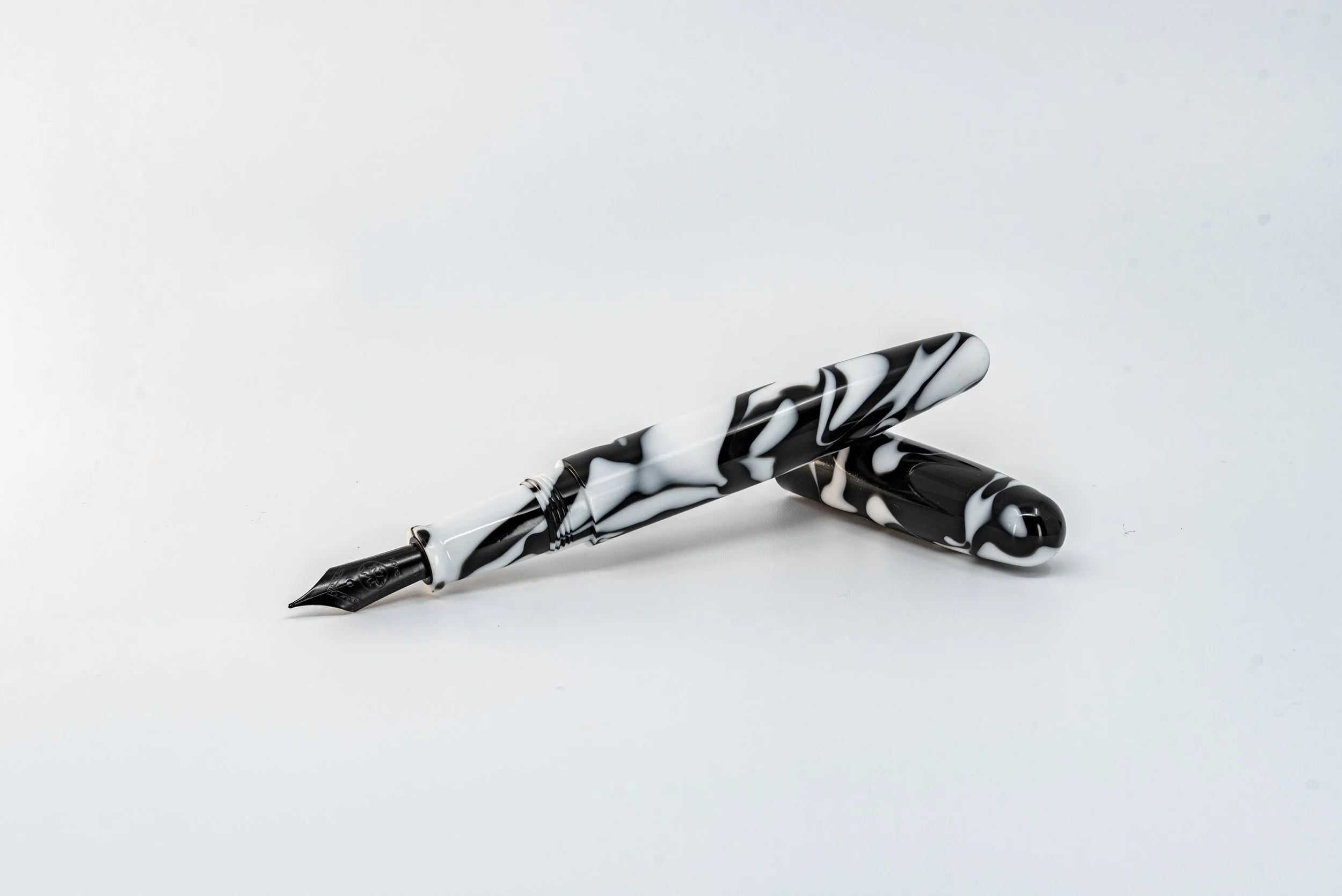 Clyde pen company Veetwo Orca fountain pen.jpg