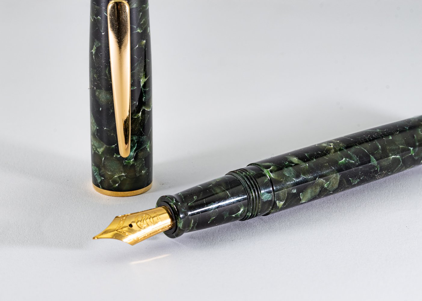 Fountain-Pen-Conway Stewart Classic green 15-1.jpg