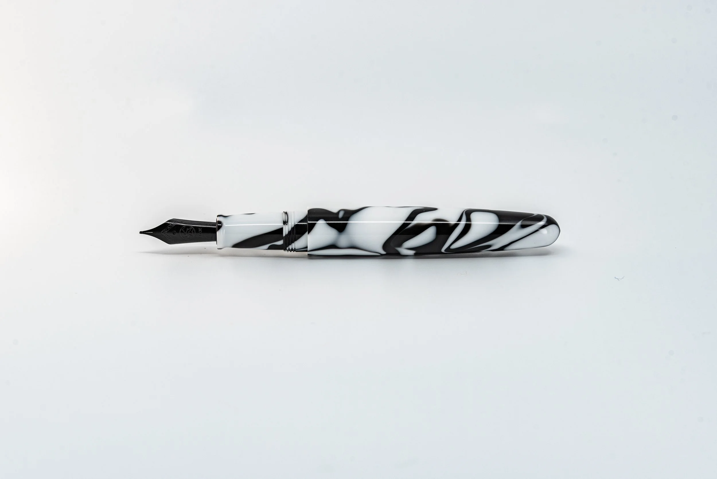 Clyde pen company Veetwo Orca fountain pen3.jpg