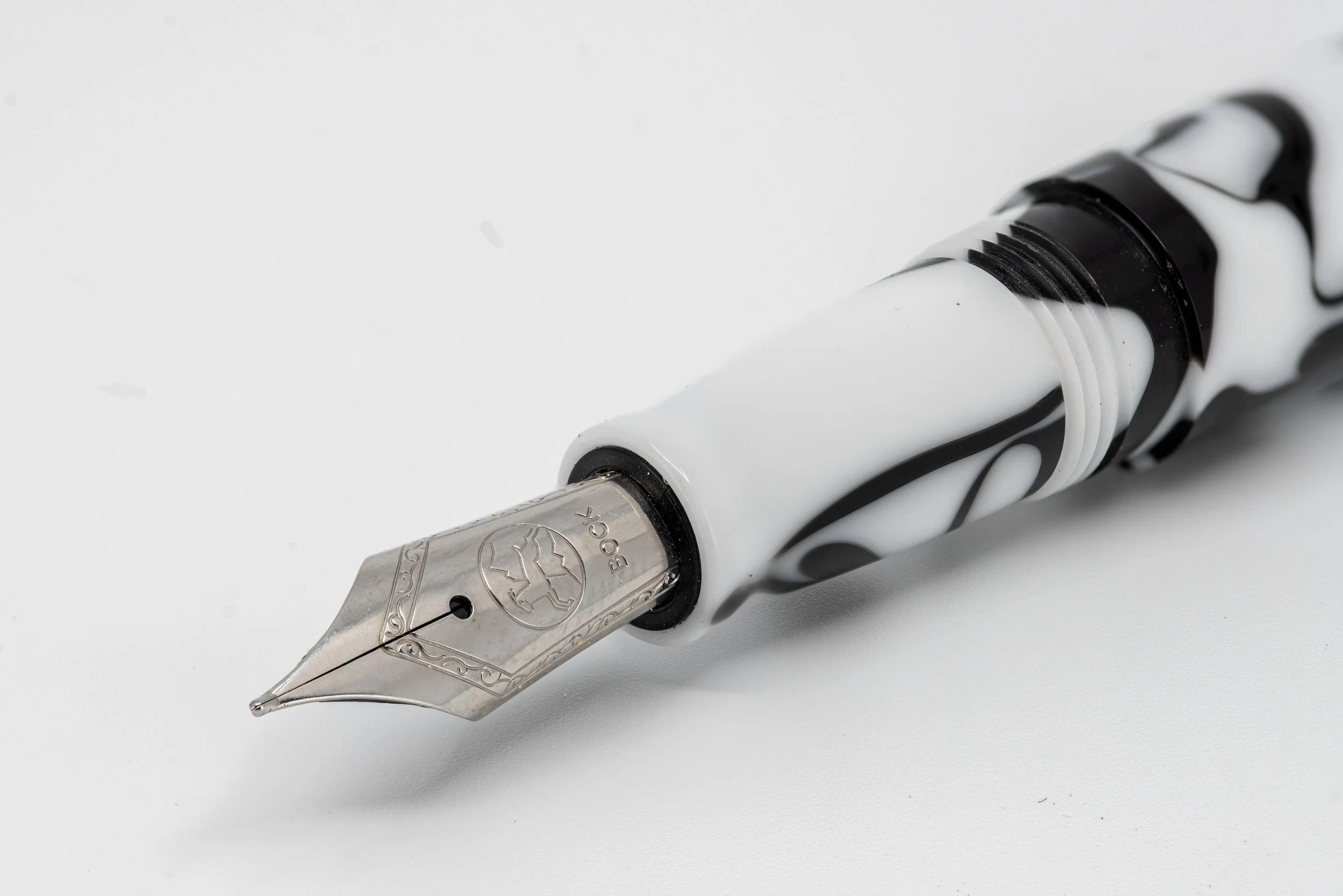 Clyde pen company Veetwo slim Orca fountain pen 2.jpg