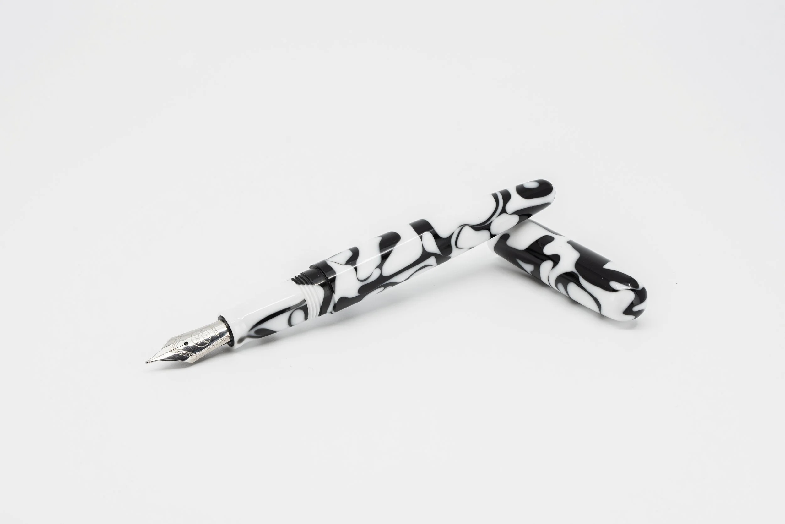 Clyde pen company Veetwo slim Orca fountain pen 1.jpg