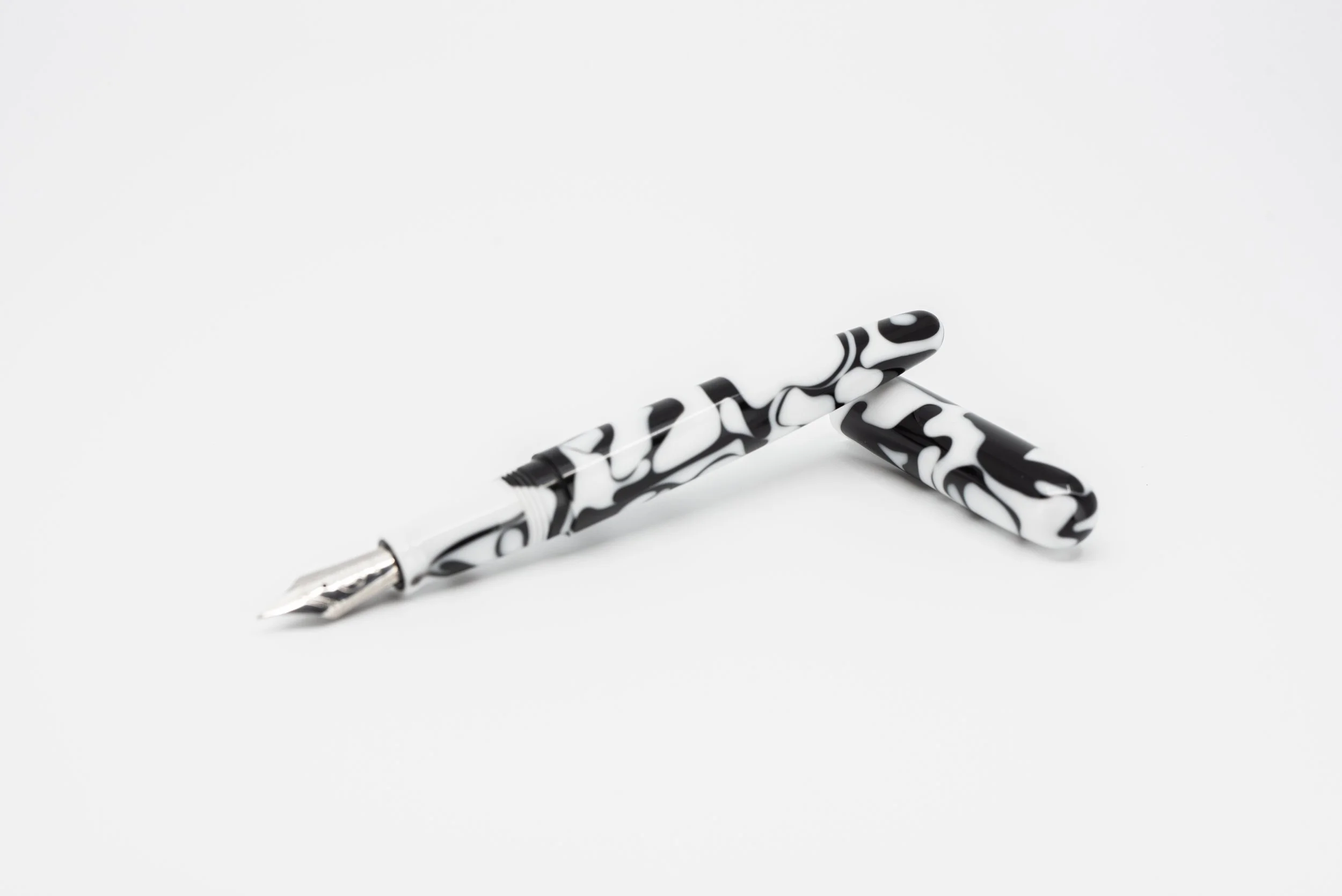 Clyde pen company Veetwo slim Orca fountain pen 4.jpg