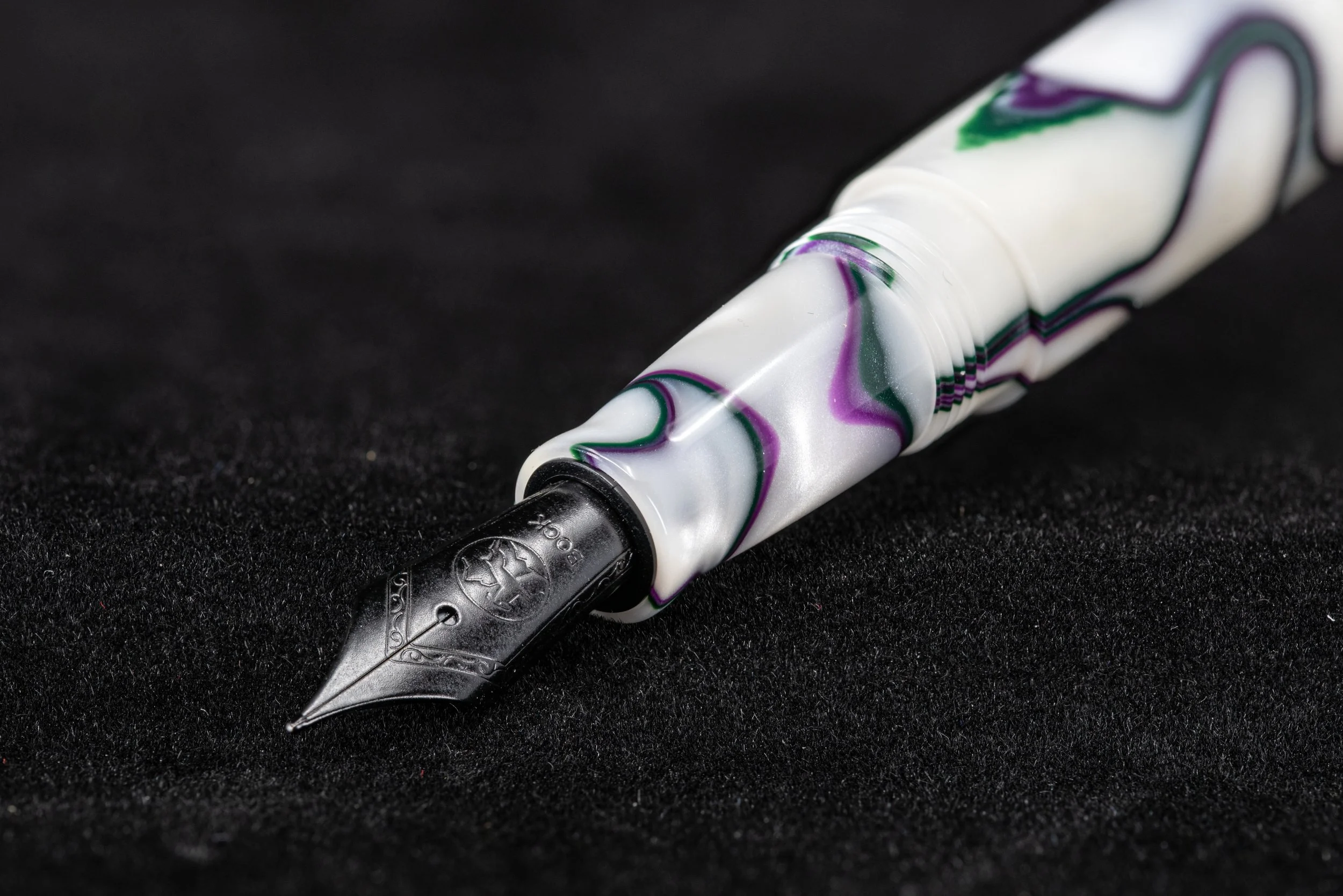 Clyde pen company Veetwo slim orchid fountain pen black.jpg