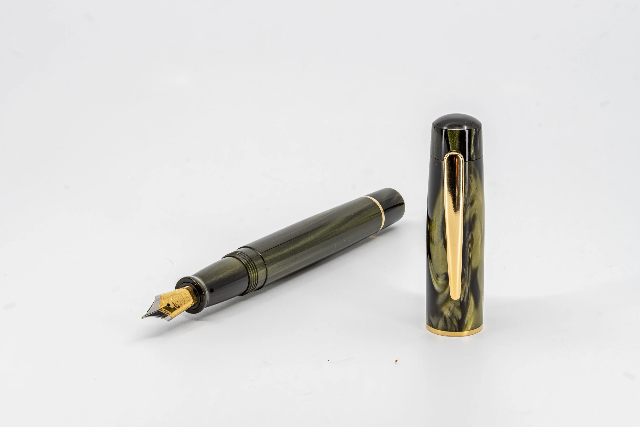 Clyde pen company Traditional green venom fountain pen1.jpg