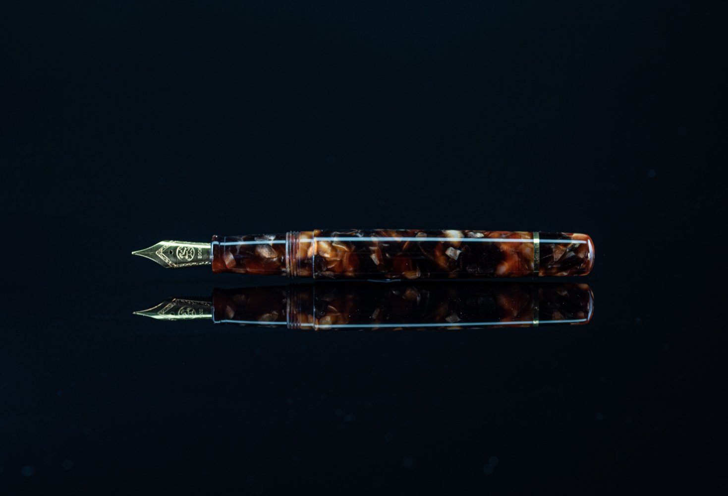 Fountain-Pen-Bracket-Brown -2.jpg