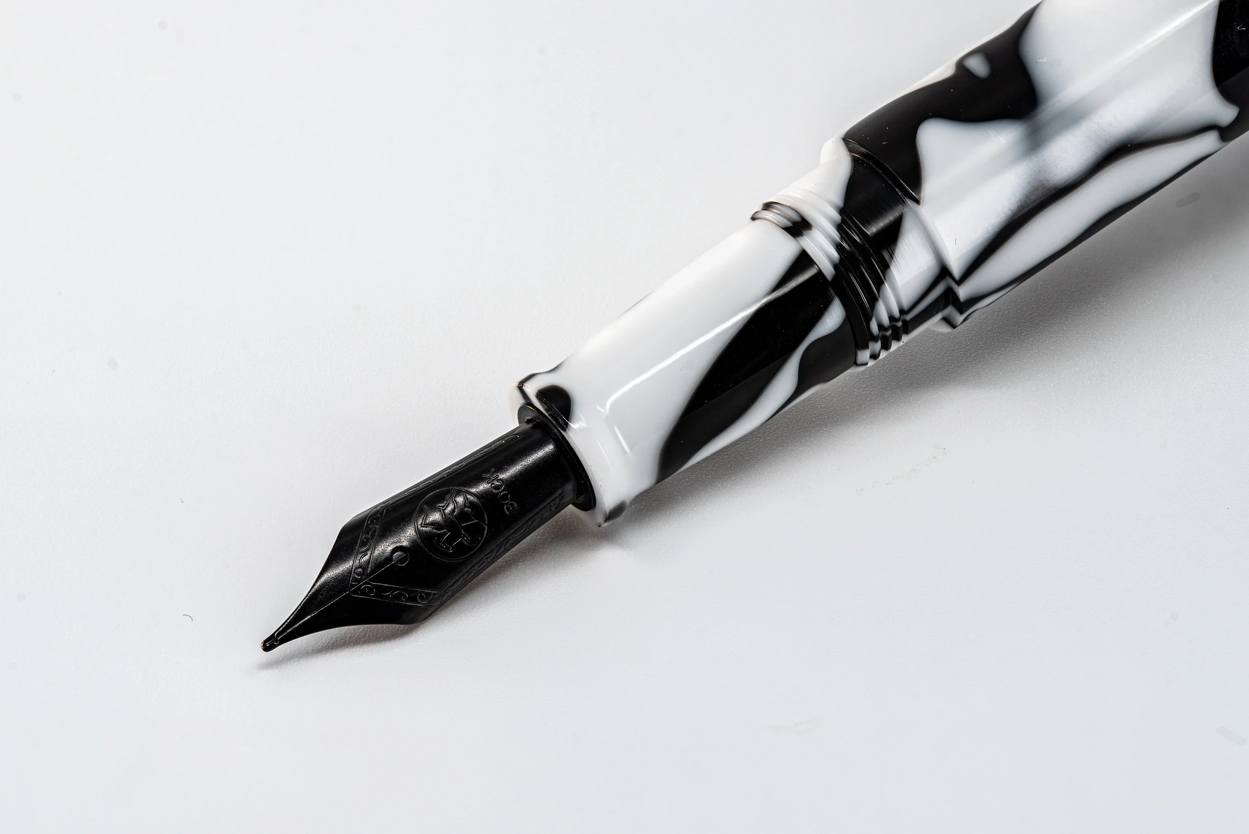 Clyde pen company Veetwo Orca fountain pen2.jpg