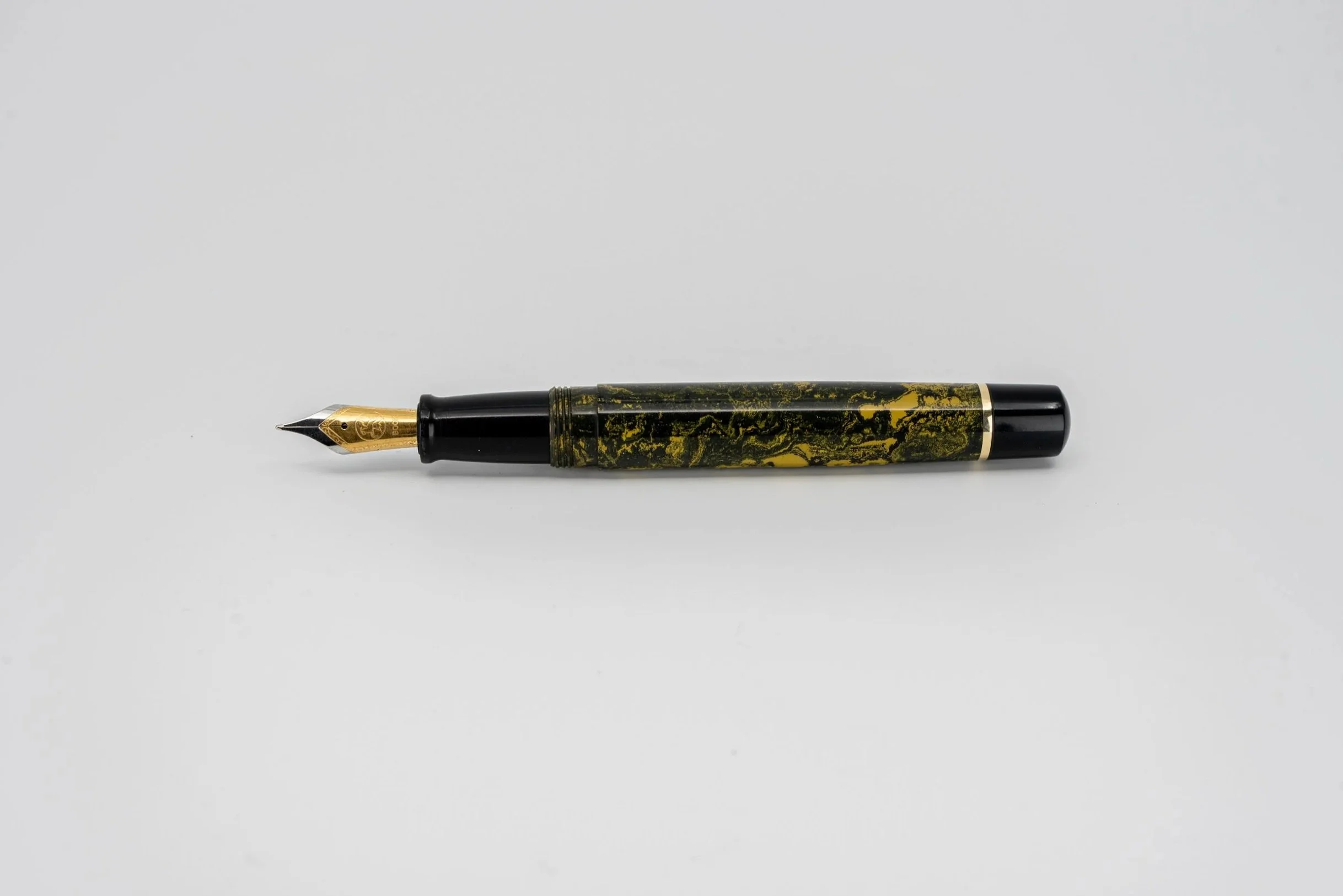 Clyde+pen+company+Traditional+Yellow+and+Black+Ebonite+fountain+pen+1.jpg