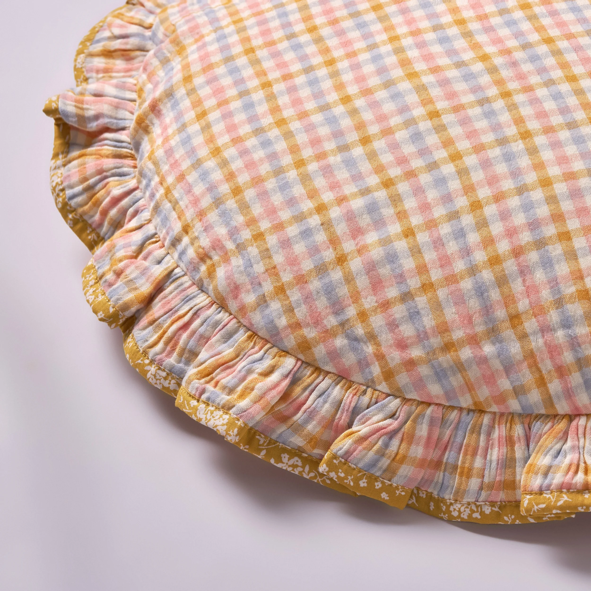 ProjektiTyyny_PiknikCheckRoundCushion_02.jpg