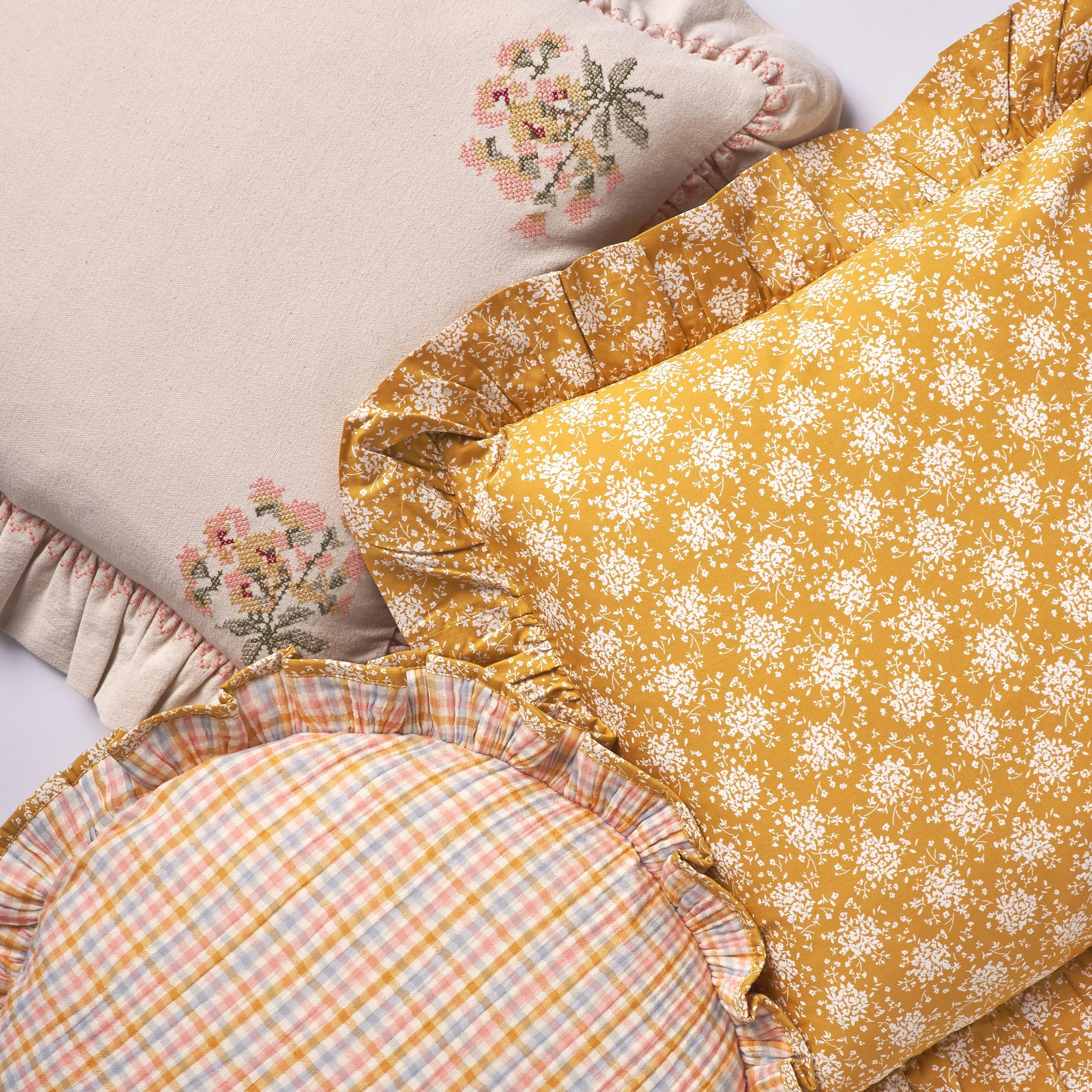 ProjektiTyyny_CushionGroup_Ochre_01.jpg