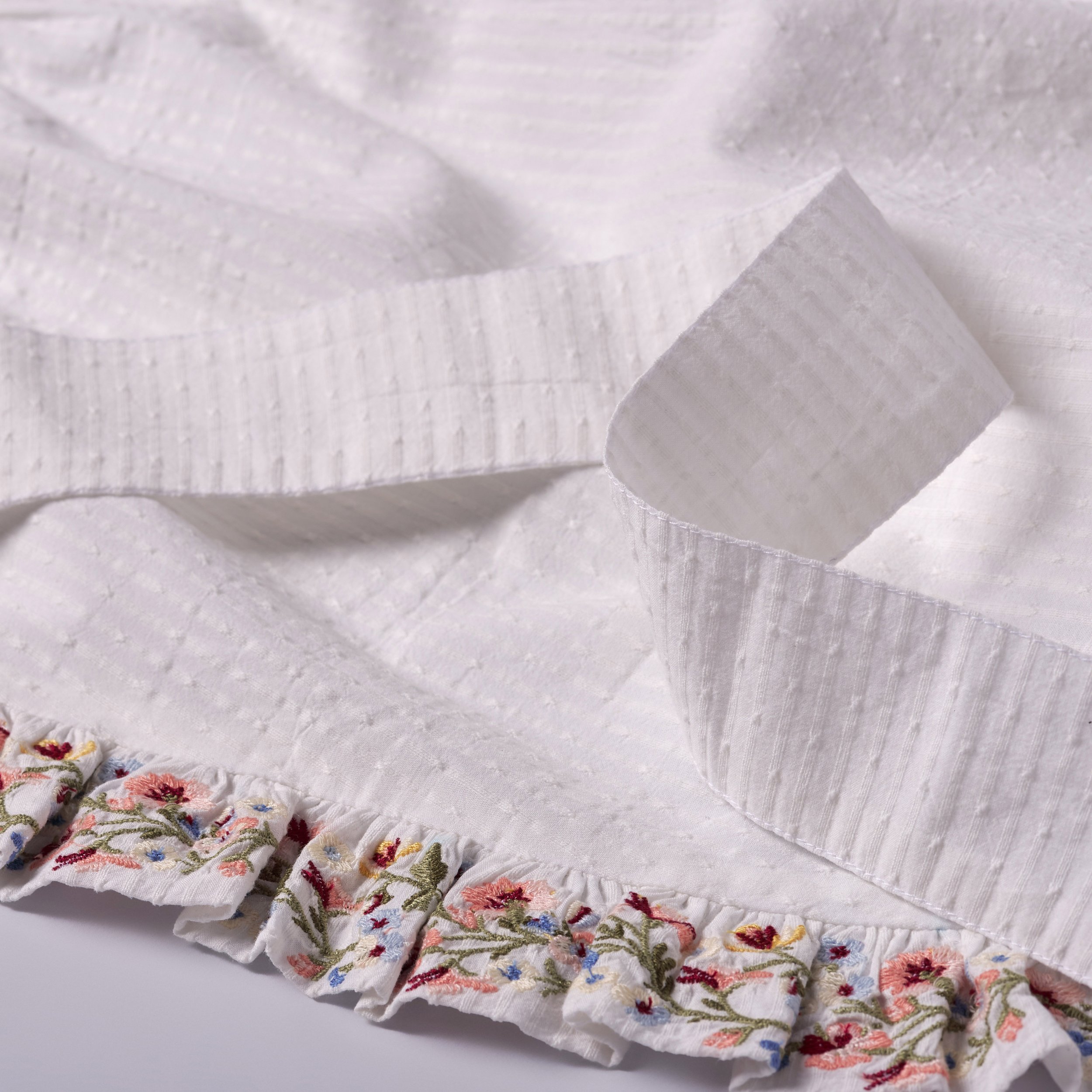 ProjektiTyyny_NittyEmbroideredApron_02.jpg