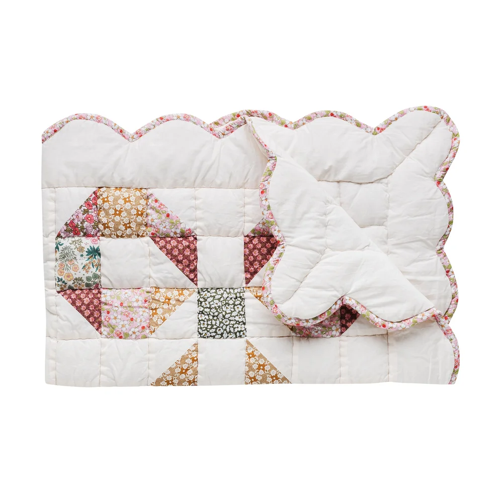 Rusetti baby quilt, made with Liberty fabric — Projektityyny