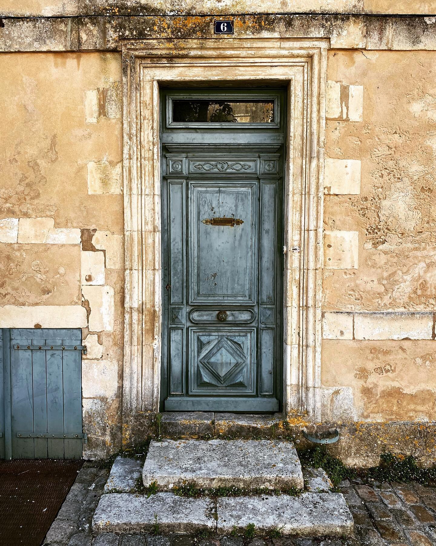 Good doors, shudders, oysters, streets and everything else in &Icirc;le de R&eacute;.