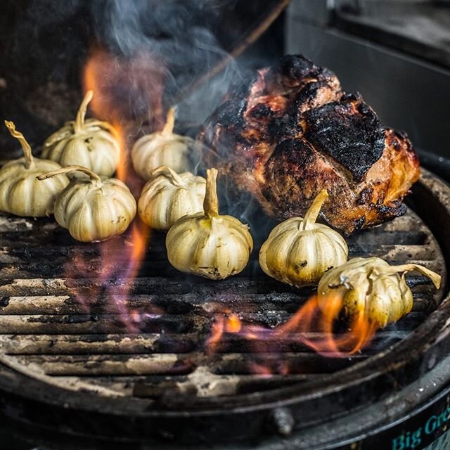 Pulled pork and garlic smoking on the egg ready for our take-away menu. 🔥🍕 #julesrestaurant #Weobley #Herefordshire