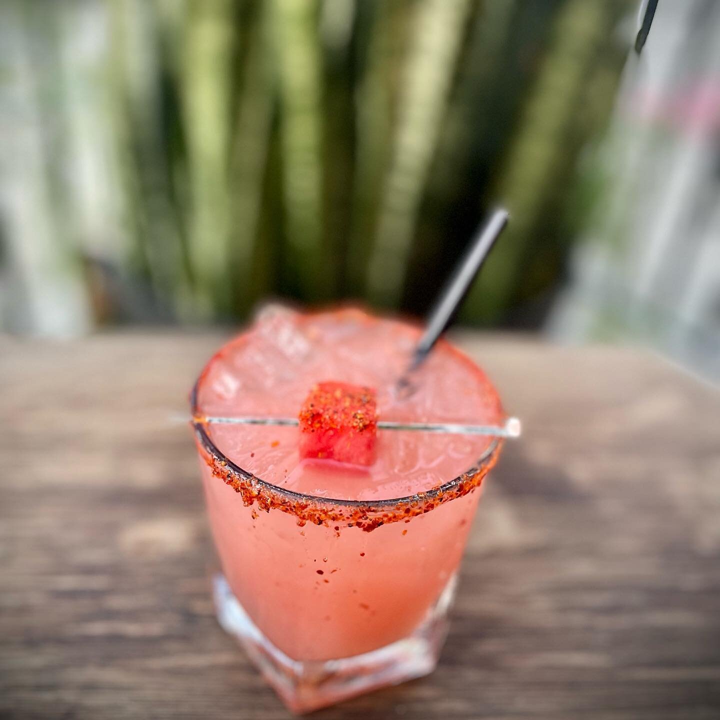 Stop by Lincoln House for some Margaritas to help welcome the weekend. 🍉 
#happyfriday #watermelon #margarita #tequilla #cocktails #livemusic #speakeasy #downtowncovina #21+over