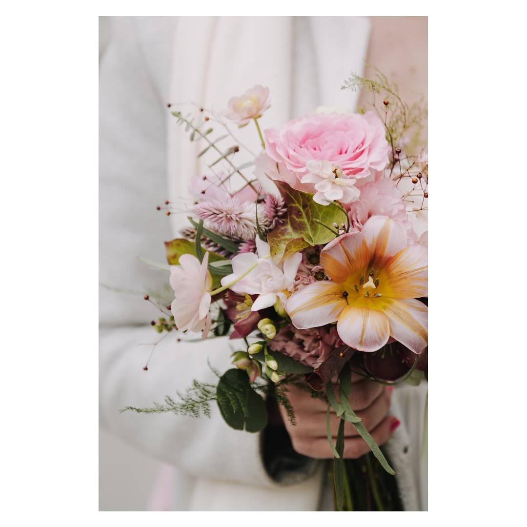 Ein traumhafter Tag verdient einen ebenso traumhaften Begleiter! 💐💕 Ein wundersch&ouml;ner rosa #Brautstrau&szlig; strahlt mit seiner zarten Farbe und den eleganten Bl&uuml;ten. Kombiniert mit meiner passenden Handtasche, wird dieser Hochzeitstag e
