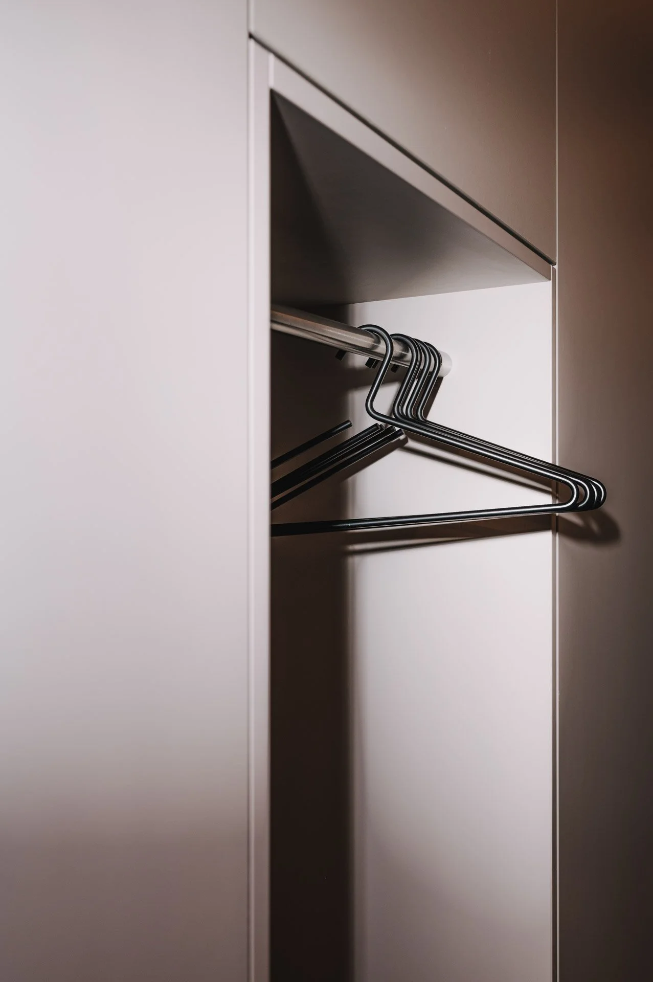 schwarze kleinerbügel in garderobe