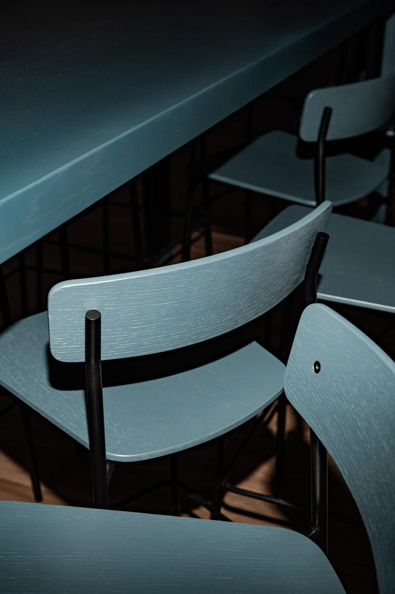 mehrere Stühle stark angeblitzt