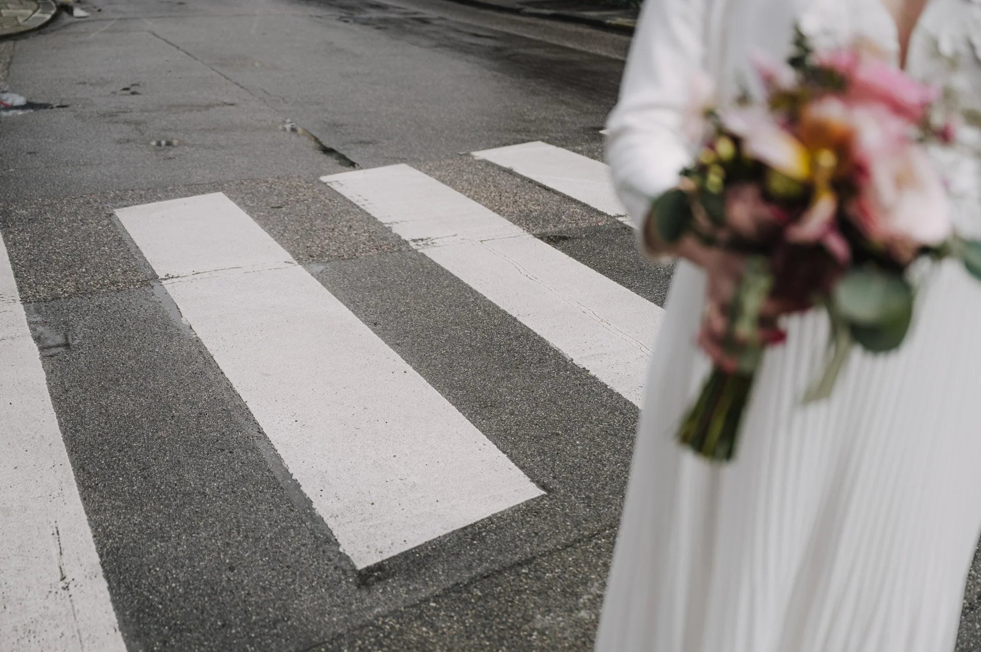 unscharfer brautstrauss vor Zebrastreifen