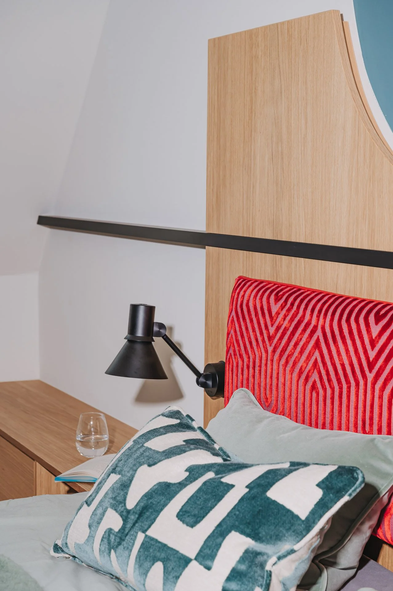 Buntes bett mit Schreinerlösung