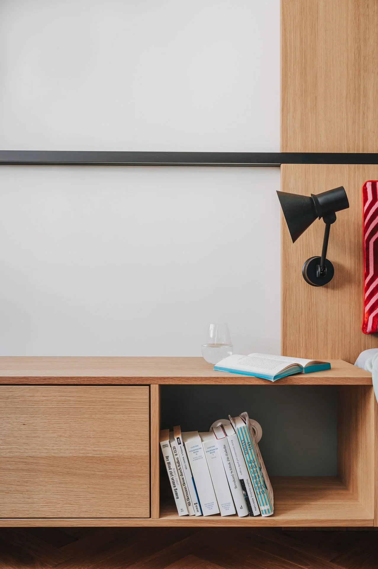 Nachttisch mit Büchern und einem Glas Wasser