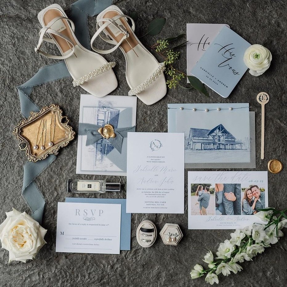 Nothing Hill Farm was the perfect site for this classy wedding 🤍 This invitation suite included a monogram wax seal, ribbon, and vellum overlay with a sketch of the venue. 

Venue: @weddingsatnottinghillfarm
Photographer: @brittanyfordphoto
Florist: