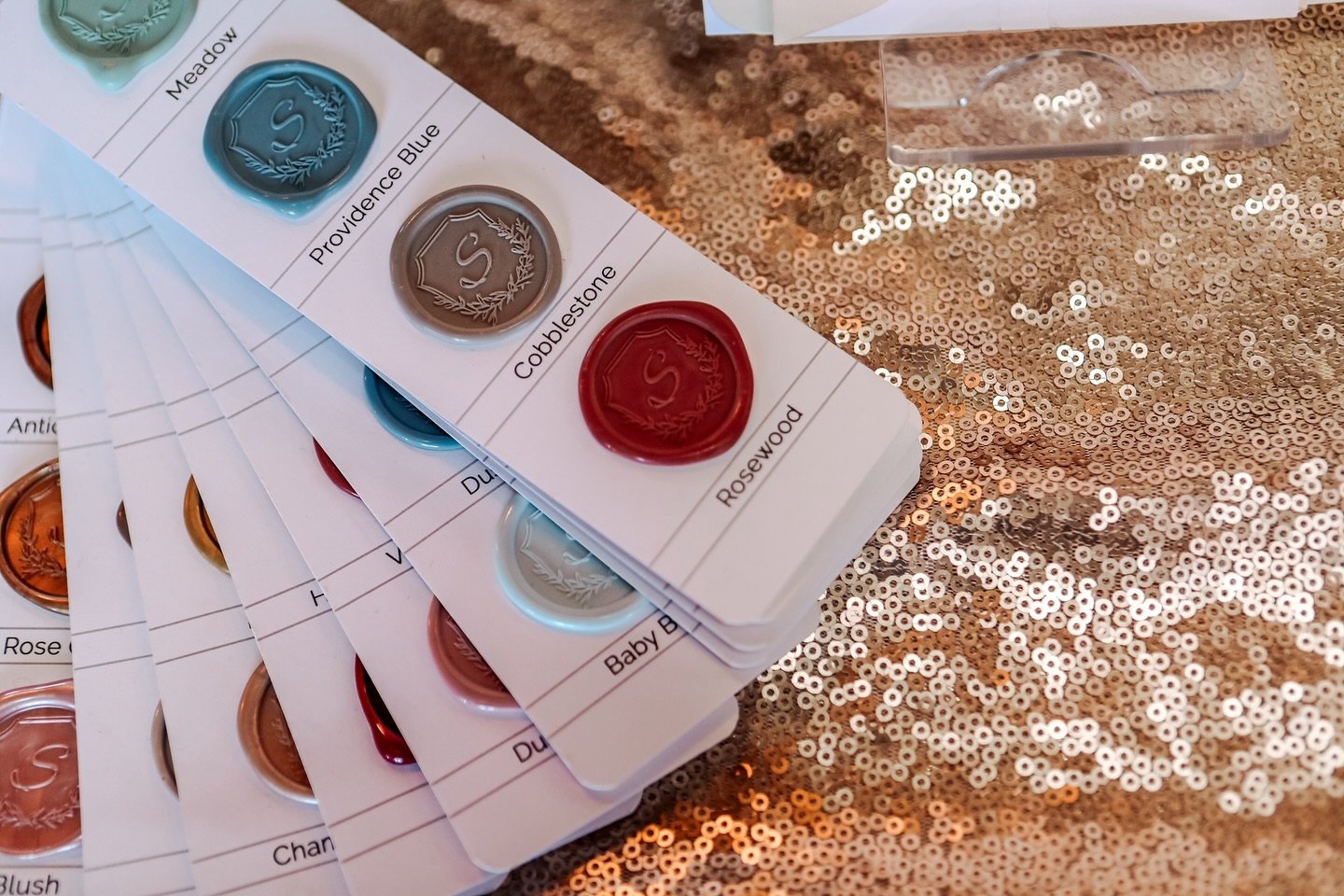 Wax seals are the perfect way to dress up your wedding invitations, programs, menus, place cards, and more! Plus, look at all the color choices 😍
.
.
#graphicpoetry #waxsealstamp #waxseals #waxsealing #weddinginvitations #weddingstationery #artisair