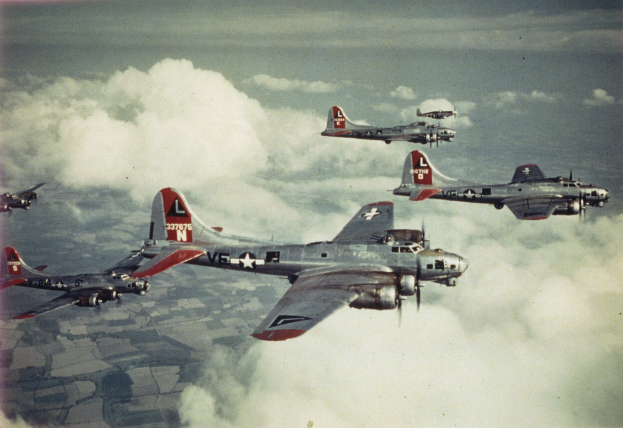  B-17 flying formation 